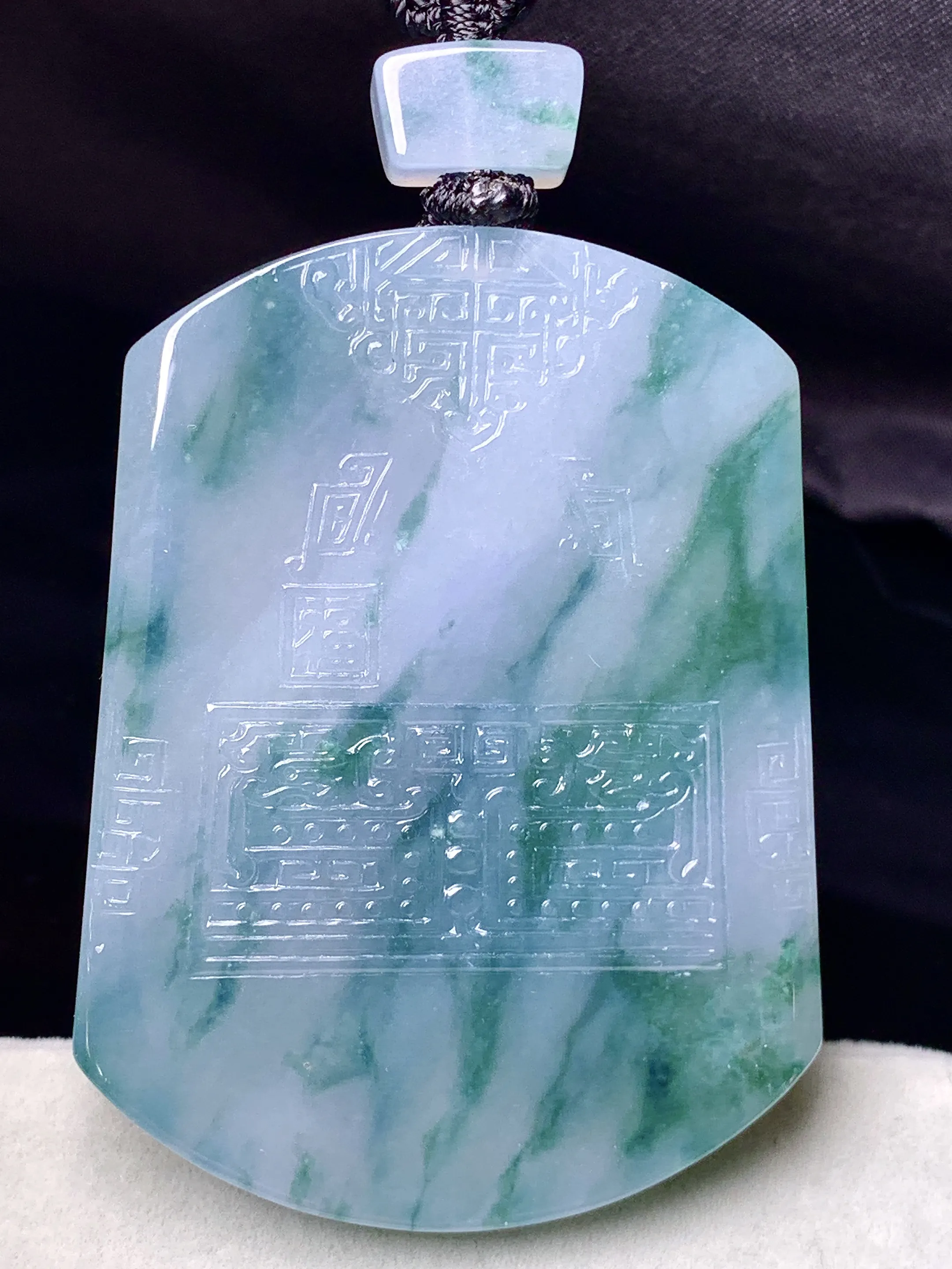 飘花无事牌吊坠 玉质细腻 色泽艳丽清新 整体尺寸53.1*40.5*5.5