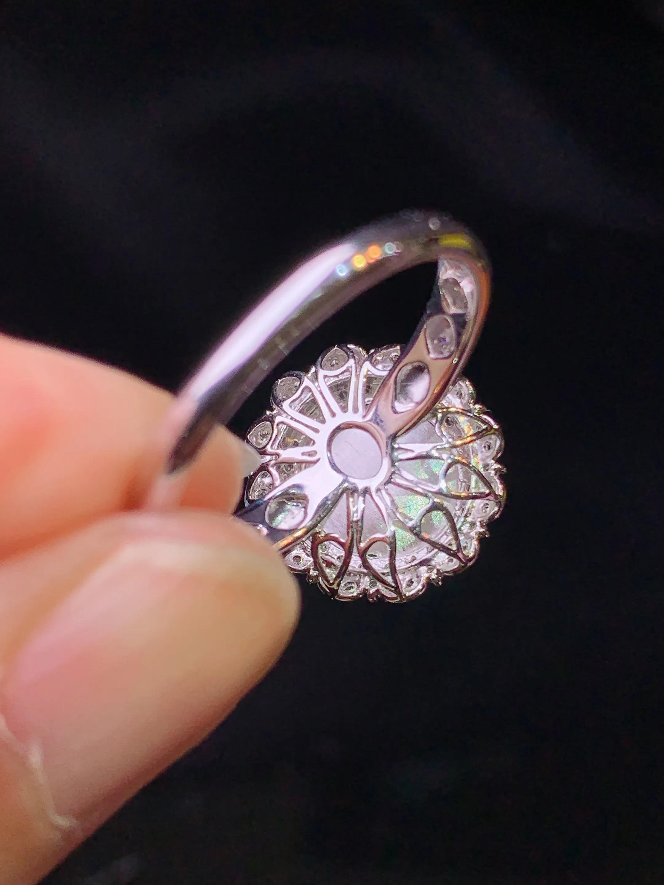 18k金钻镶嵌翠绿蛋面戒指 玉质细腻 色泽艳丽清新 圈口14 整体尺寸13.6*12.8*10