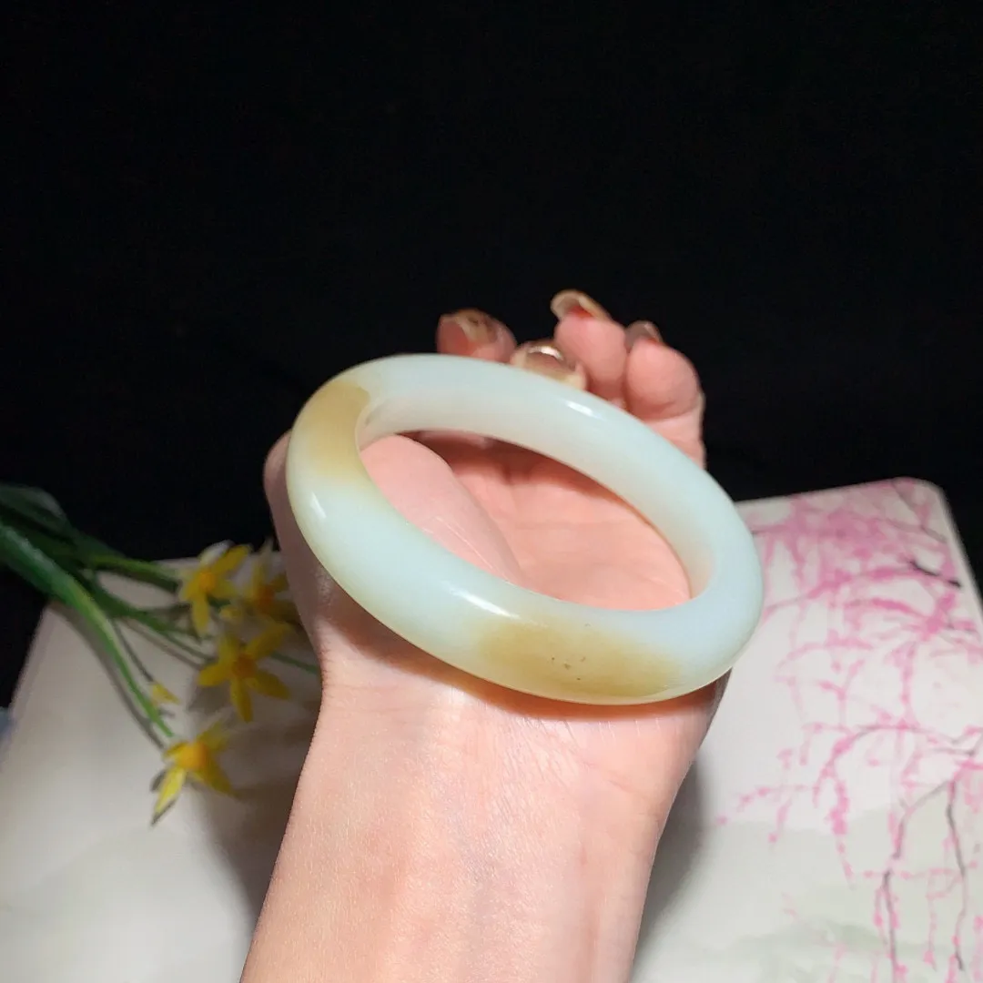 和田玉58.5圈且末糖宽条手镯！玉质细腻油润 底色纯净  无裂无棉 脂粉好，品质高。