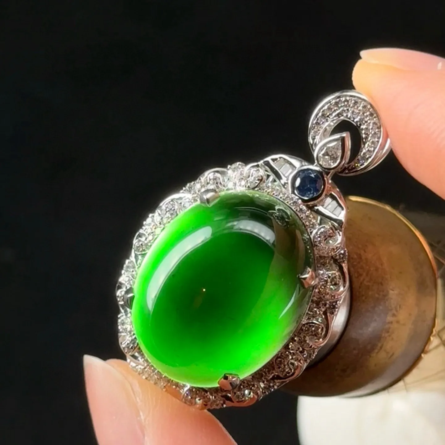 18k满钻豪镶墨翠蛋面吊坠 种好色正 黑度极好 打灯通透 油性十足 尺寸36.6