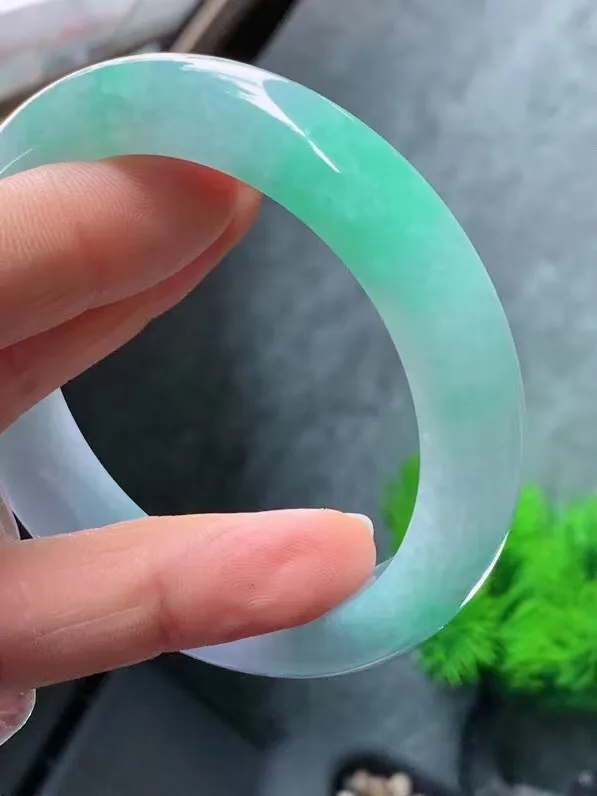 【翡翠名称】老种春彩飘绿55.8正圈口手镯
【翡翠尺寸】55.8/12.2/9mm适合55-57正圈口佩戴
【翡翠描述】宝贝种老水足，玉质细腻，色泽靓丽，性价比高，佩戴效果好！
【其它赠送】权威证书/精美挂绳盒子/支持全国复检