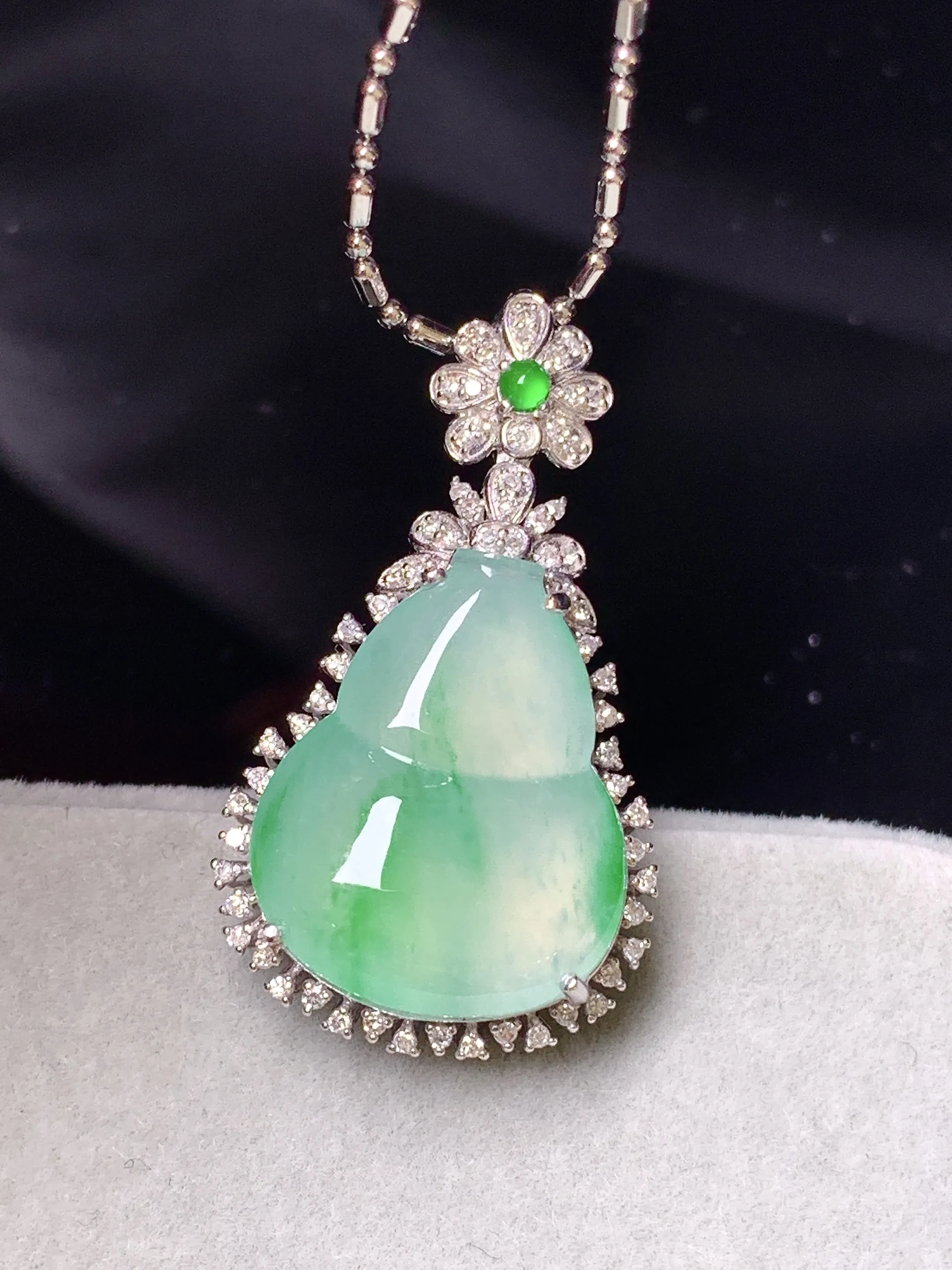 18k金钻镶嵌冰种飘绿葫芦吊坠 玉质细腻 色泽艳丽清新 整体尺寸30.5*17.2*9.5