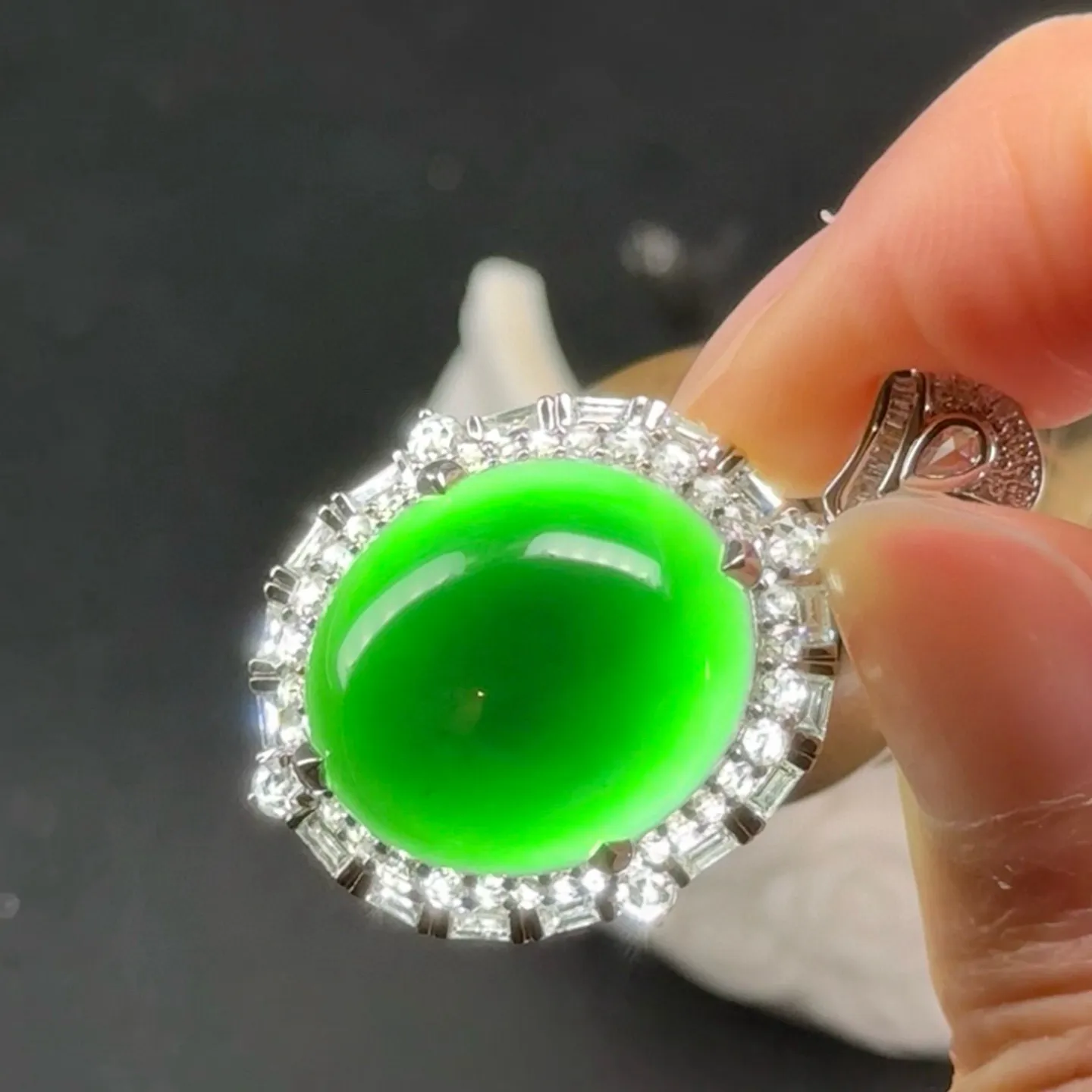 18k满钻豪镶墨翠蛋面吊坠 种好色正 黑度极好 打灯通透 油性十足 尺寸35.9