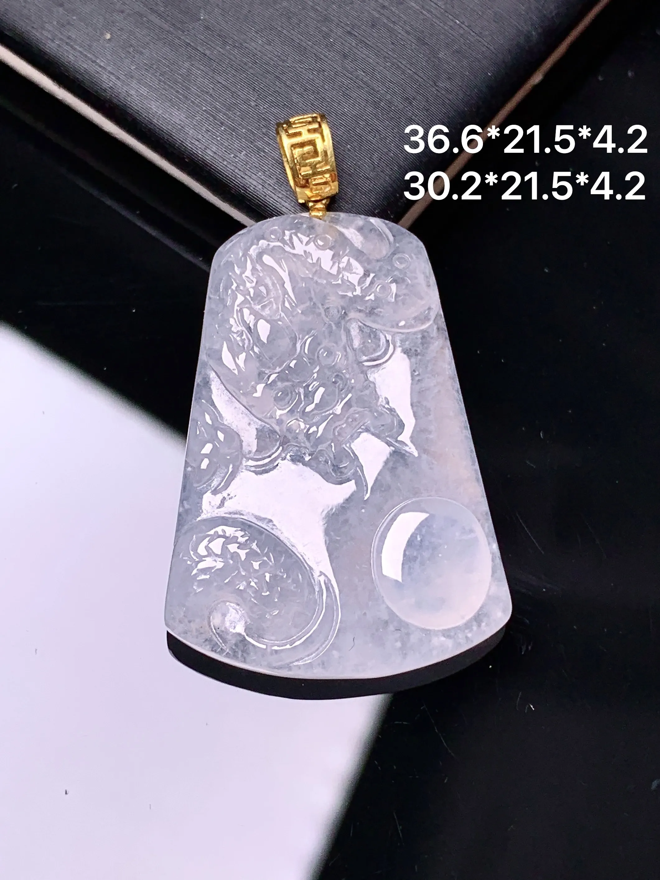 18k金镶嵌冰种龙牌吊坠 玉质细腻 色泽艳丽清新 整体尺寸36.6*21.5*4.2