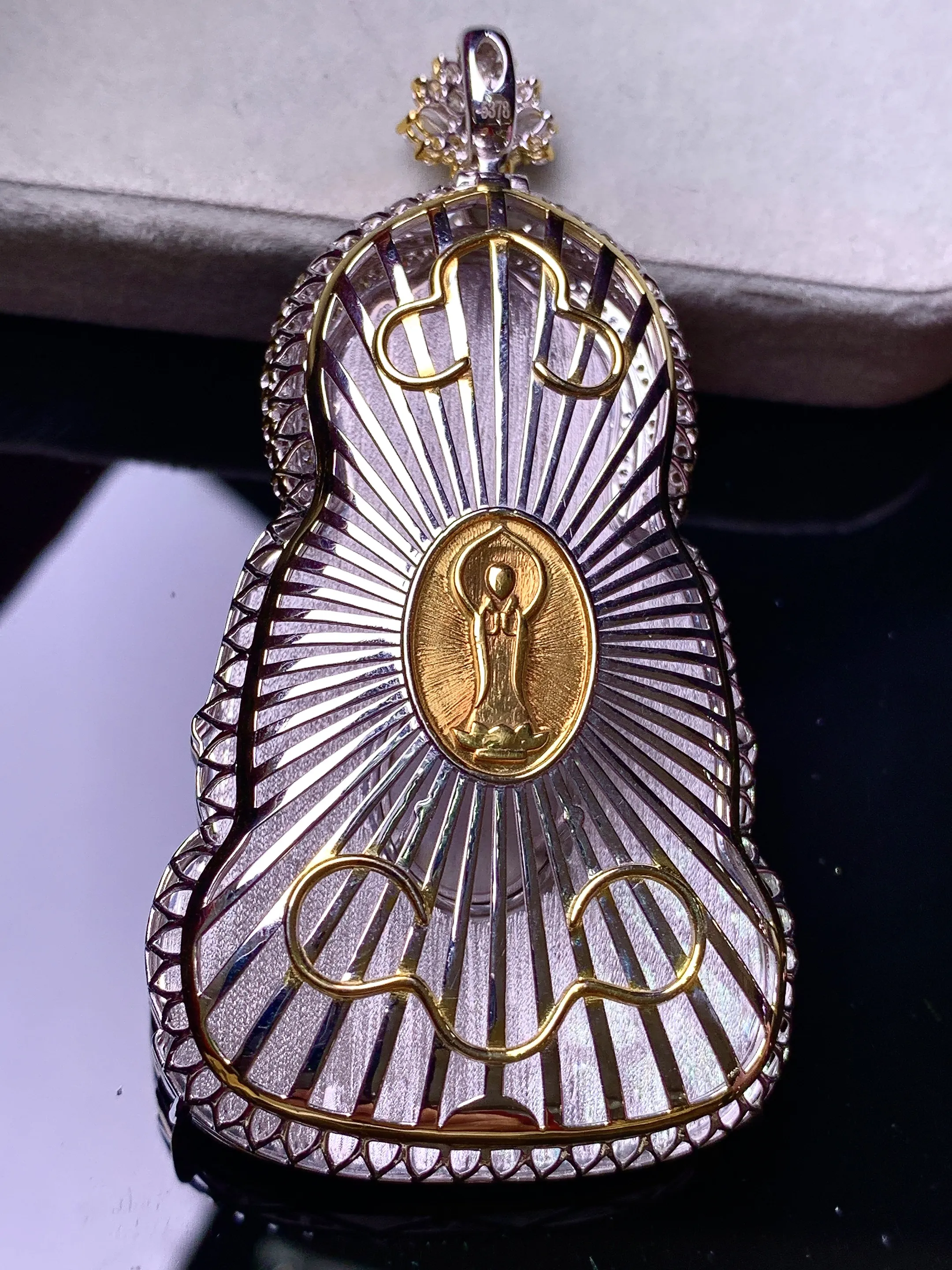 18k金钻镶嵌翠绿观音菩萨吊坠 玉质细腻 色泽艳丽清新 整体尺寸67.2*35*15.2