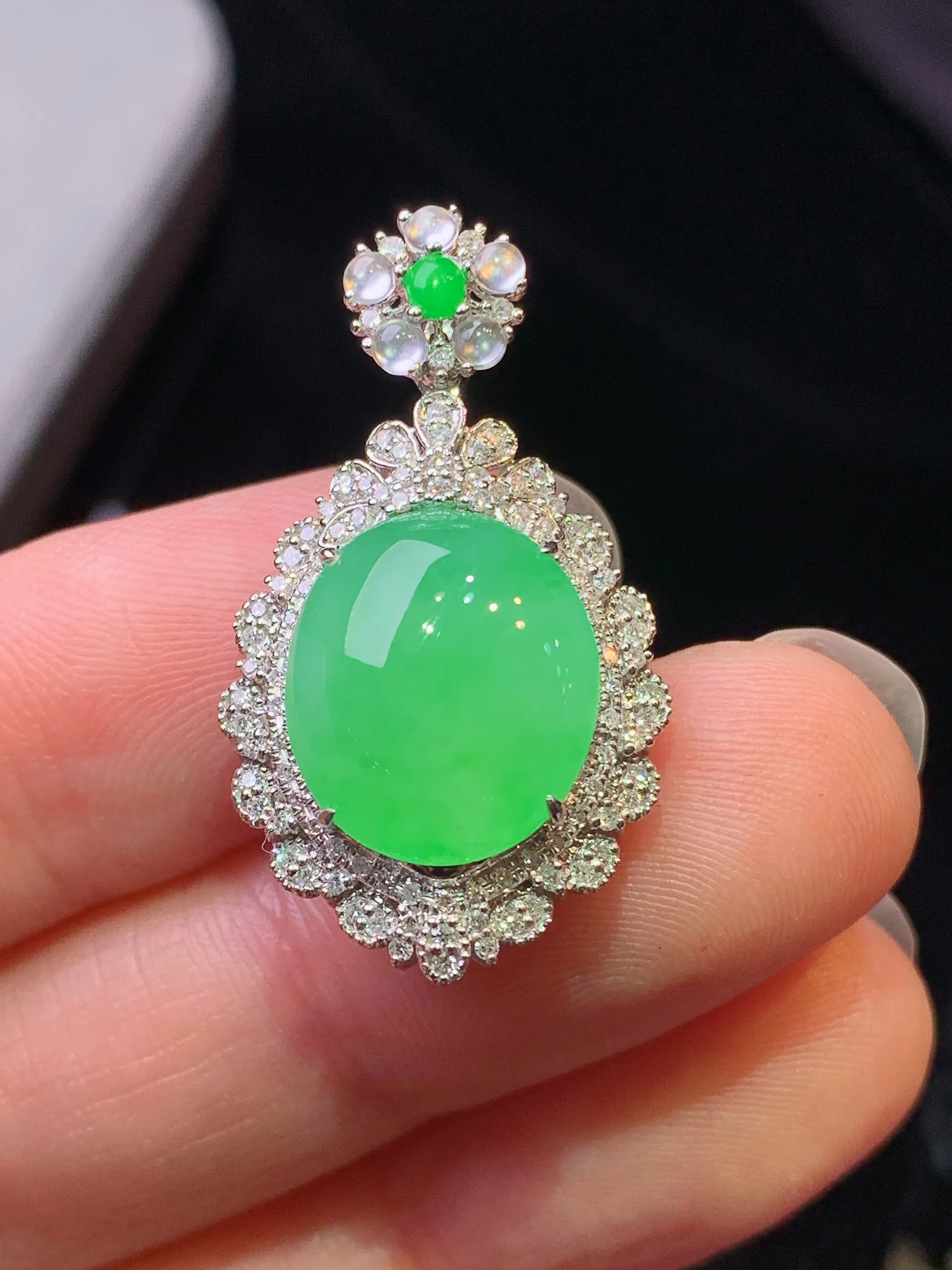 18k金钻镶嵌翠绿蛋面可分拆多用项链吊坠 玉质细腻 色泽艳丽清新 整体尺寸28.9*16.7*11