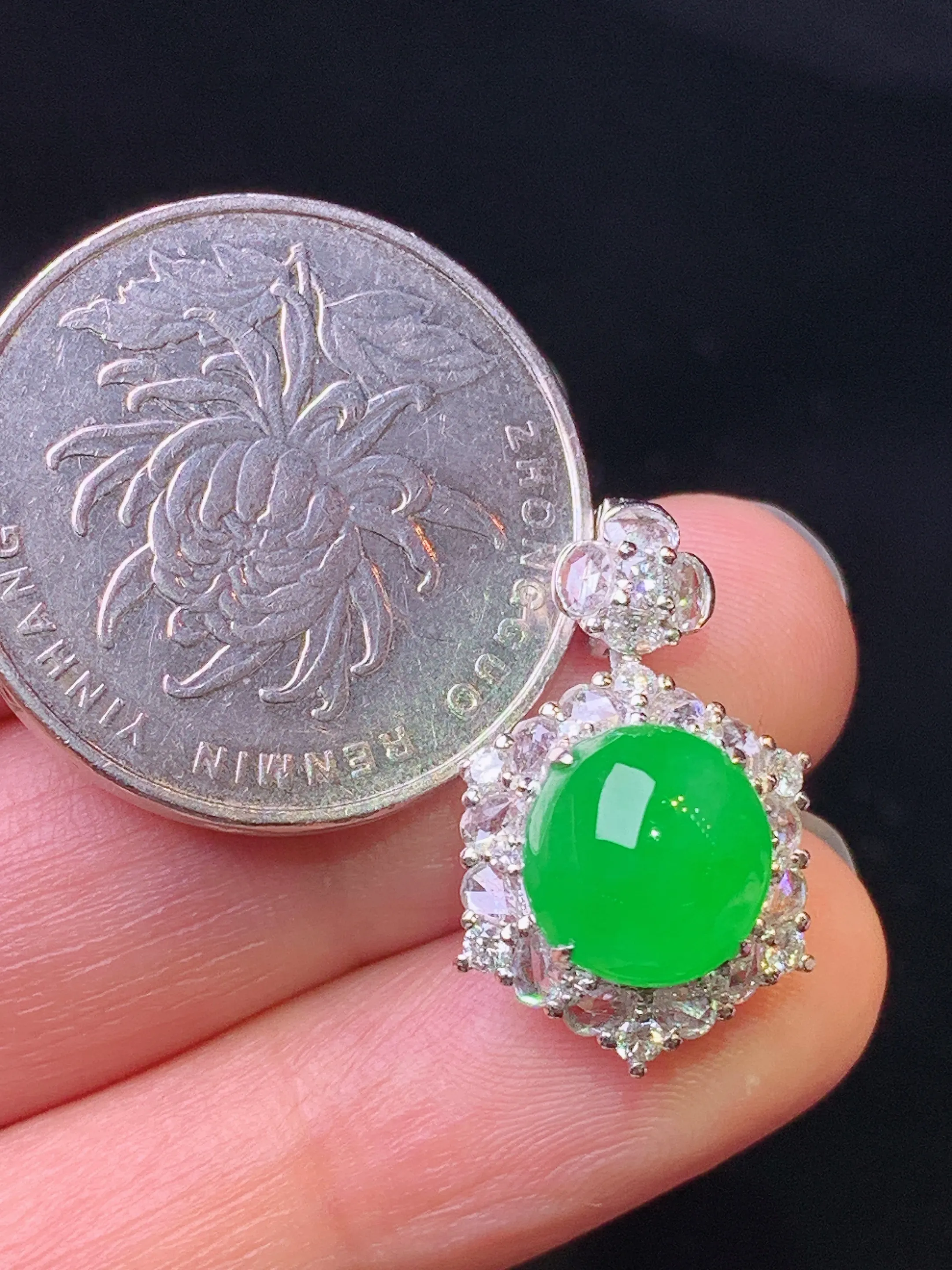 18k金钻镶嵌满绿蛋面吊坠 玉质细腻 色泽艳丽清新 整体尺寸22.2*13.5*10.8