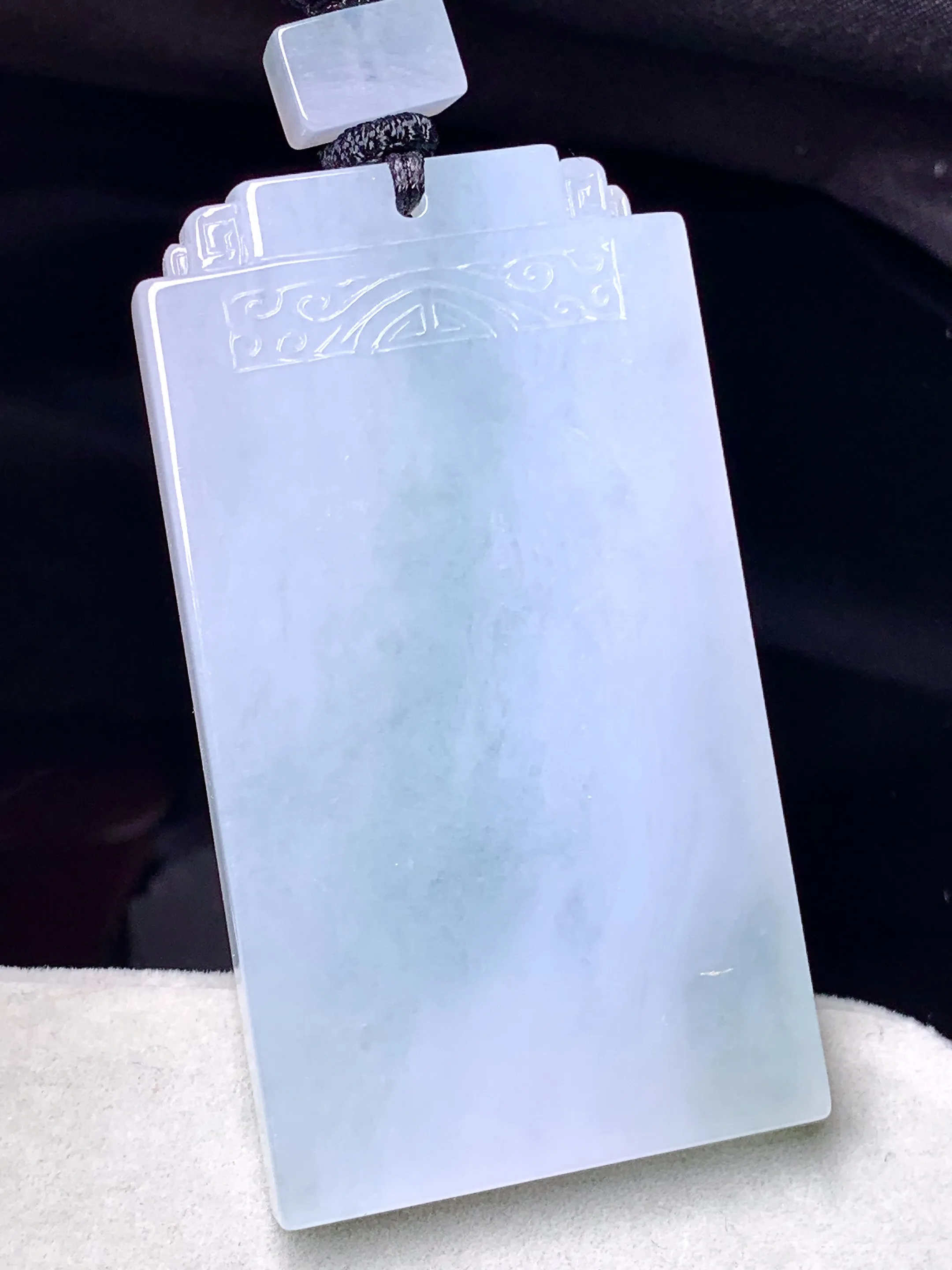 飘绿无事牌吊坠 玉质细腻 色泽艳丽清新 整体尺寸55.5*30.8*6