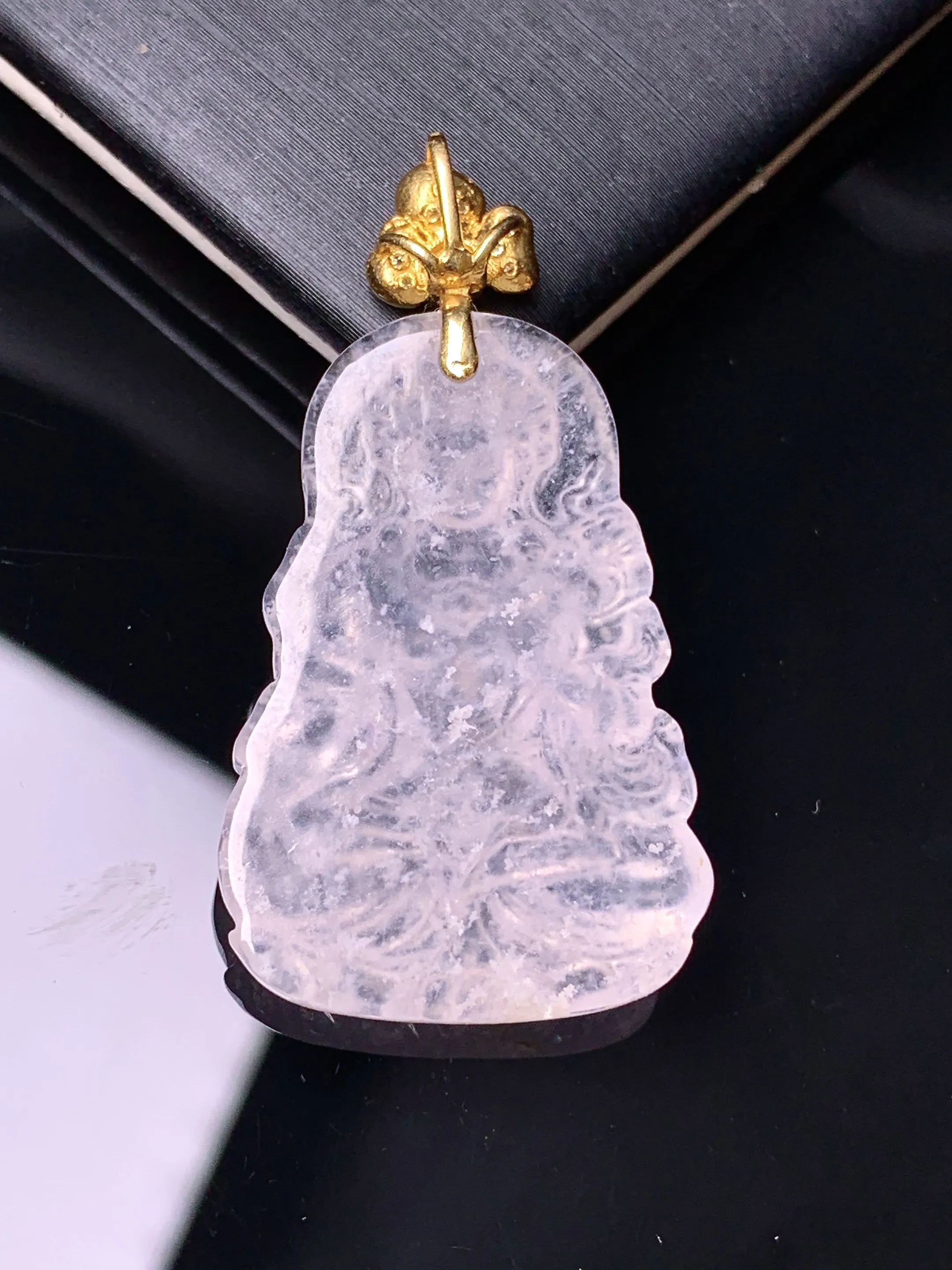 18k金镶嵌冰种度母观音吊坠 玉质细腻 色泽艳丽清新 整体尺寸39.2*21*4