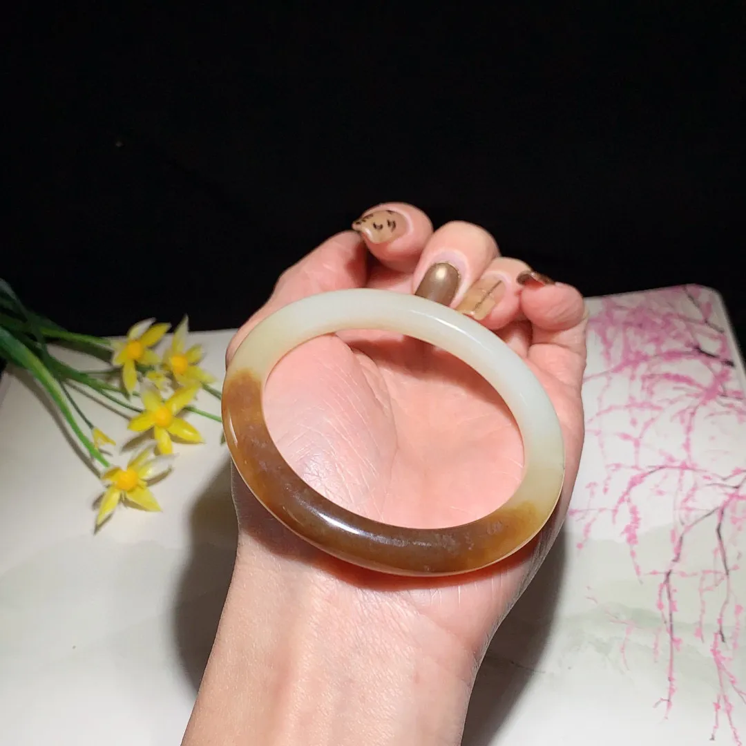 和田玉56.5圈且末糖手镯！玉质细腻油润 底色纯净  无纹裂 脂粉好，品质高。