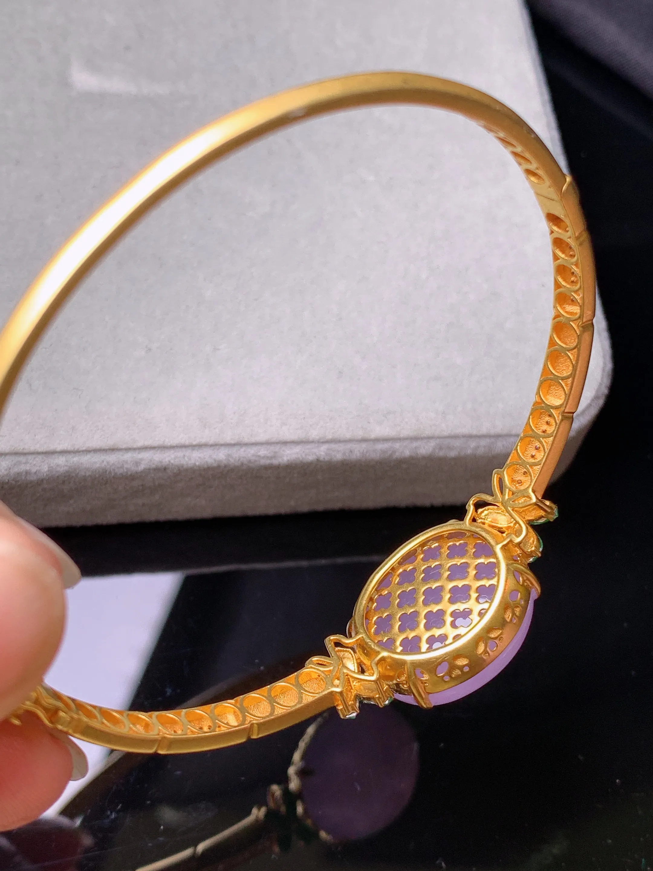 18k金钻镶嵌紫罗兰蛋面手镯 玉质细腻 色泽艳丽清新 圈口57.5 裸石尺寸15.8*18.3*7.3