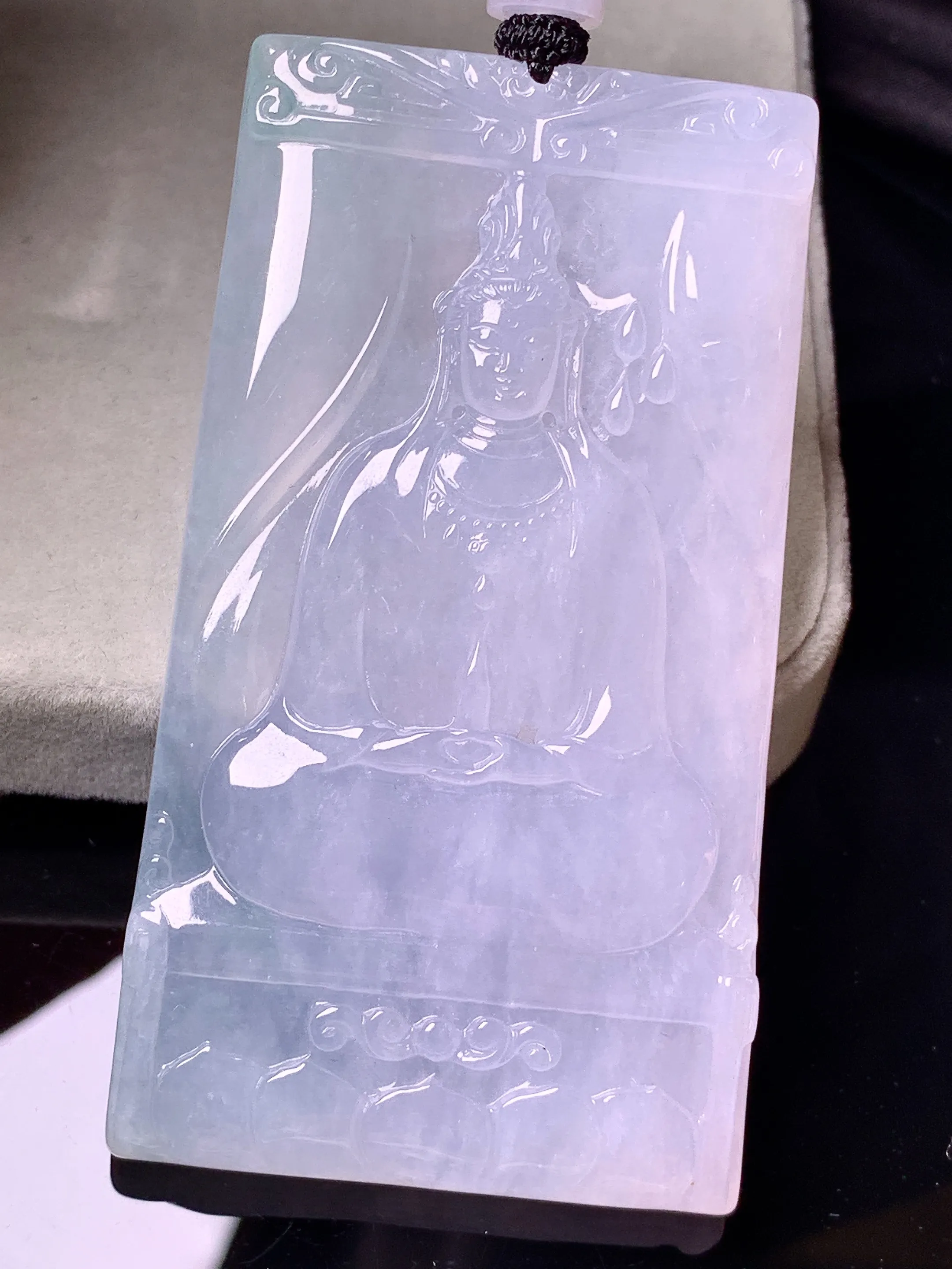 冰种飘绿观音吊坠 玉质细腻 色泽艳丽清新 整体尺寸69.5*38.8*6.5