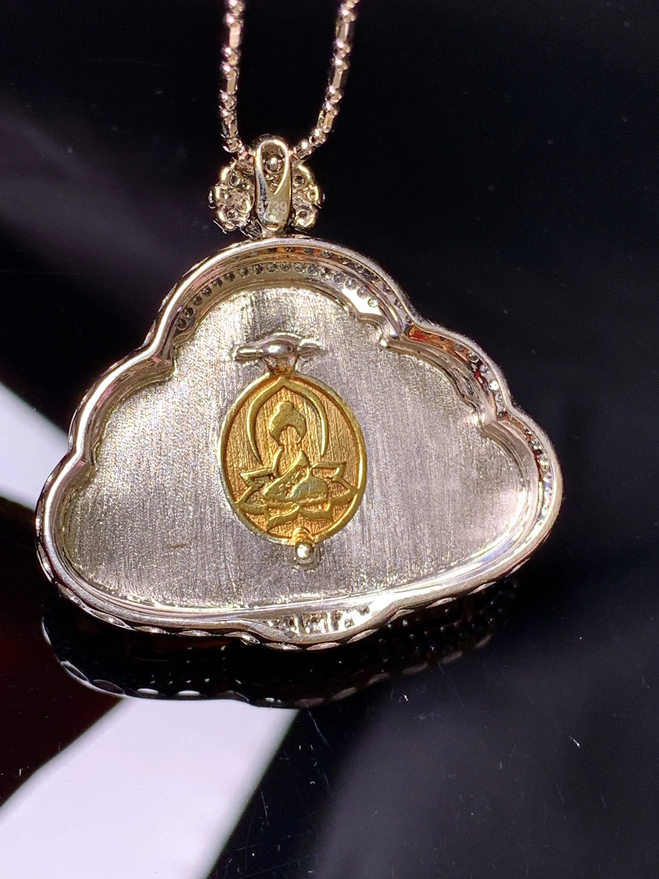 18k金钻镶嵌满绿佛公吊坠 玉质细腻 色泽艳丽清新 整体尺寸32.2*32.6*8