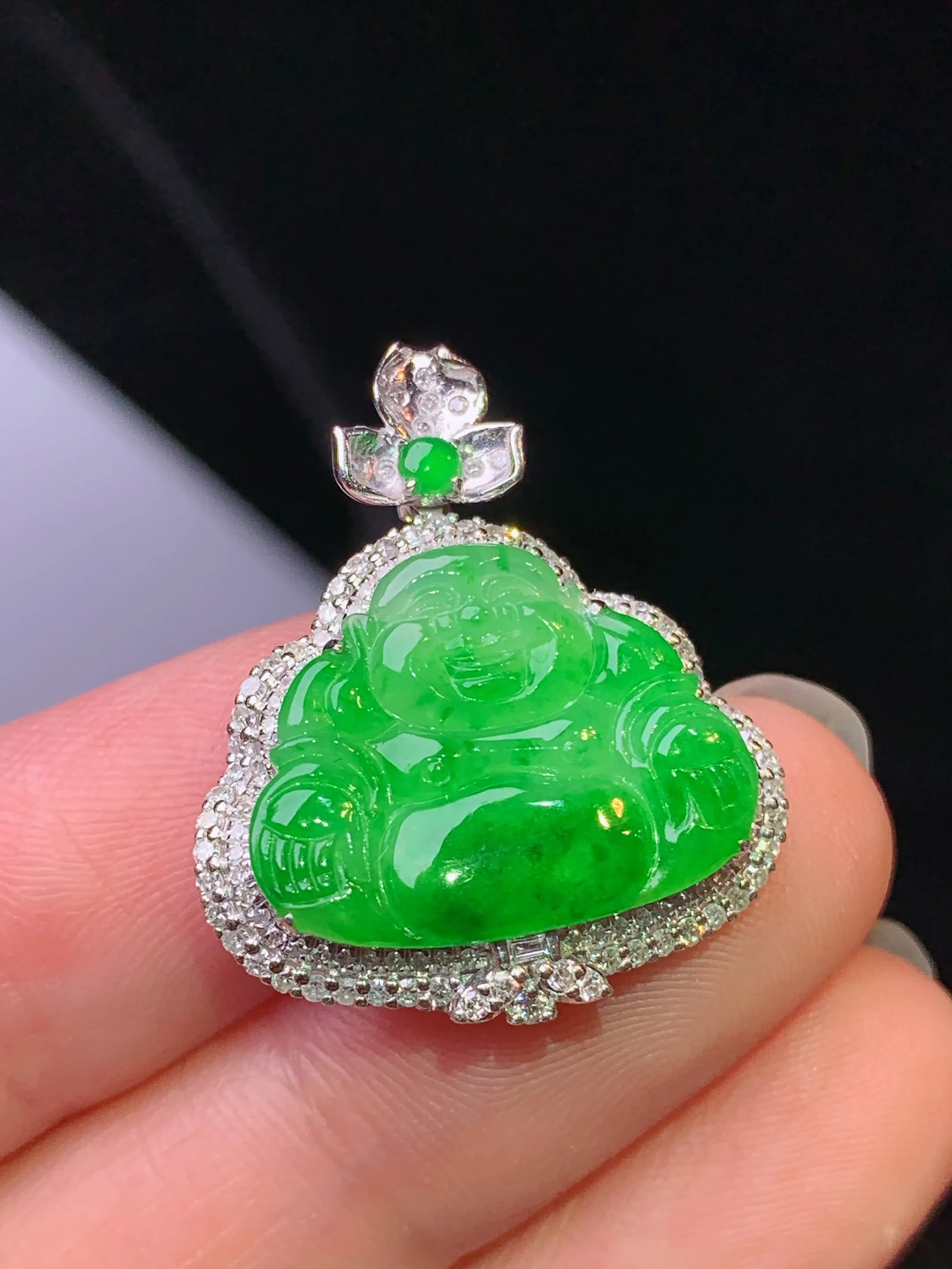 18k金钻镶嵌翠绿佛公吊坠 玉质细腻 色泽艳丽清新 整体尺寸25.7*21.8*7.7