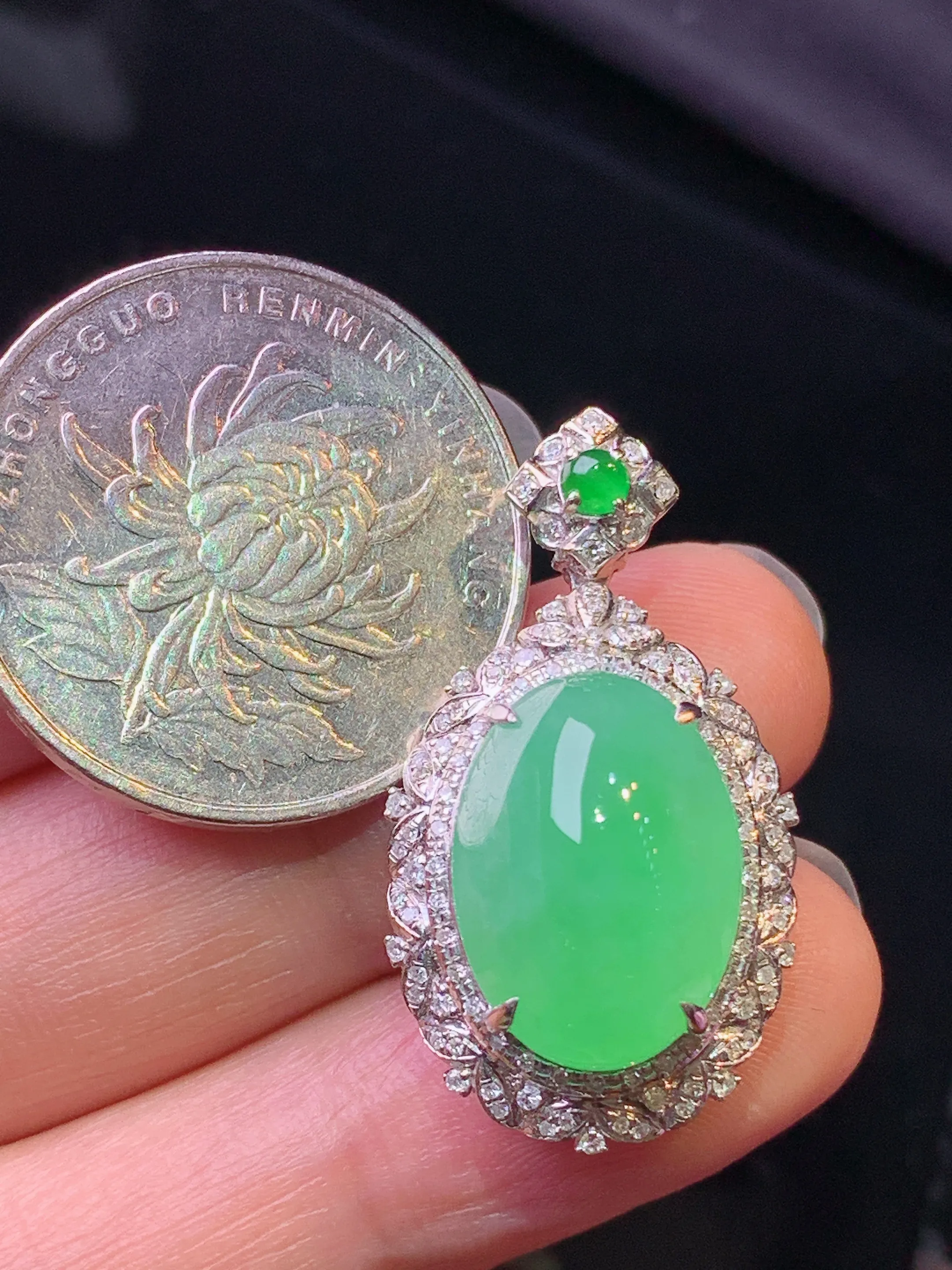 18k金钻镶嵌翠绿蛋面吊坠 玉质细腻 色泽艳丽清新 整体尺寸30.8*16.8*11.6