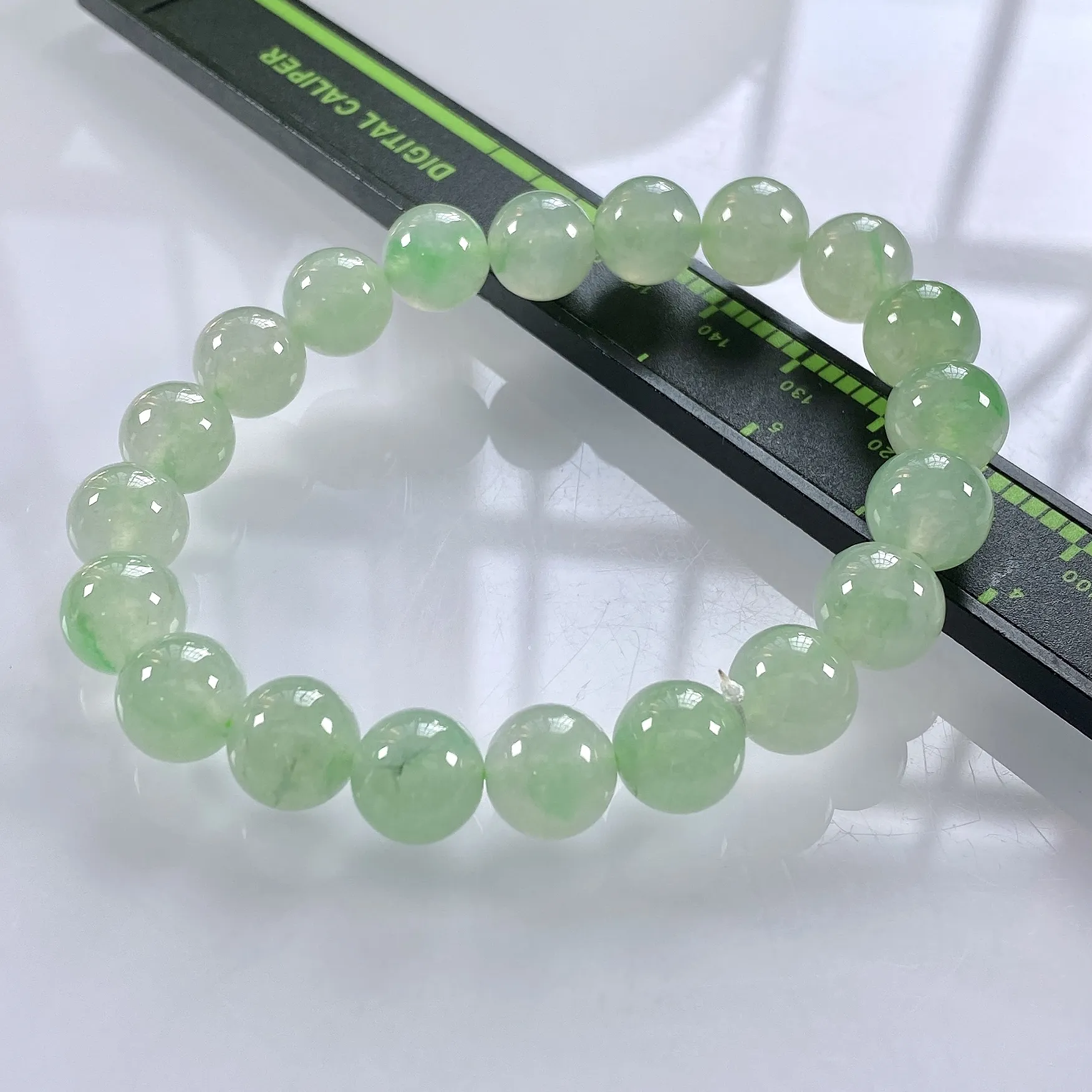 缅甸天然翡翠A货，卡9.8冰种起胶略飘绿圆珠手串手链，尺寸：9.8mm/20颗，长度195mm，重量：33.11g