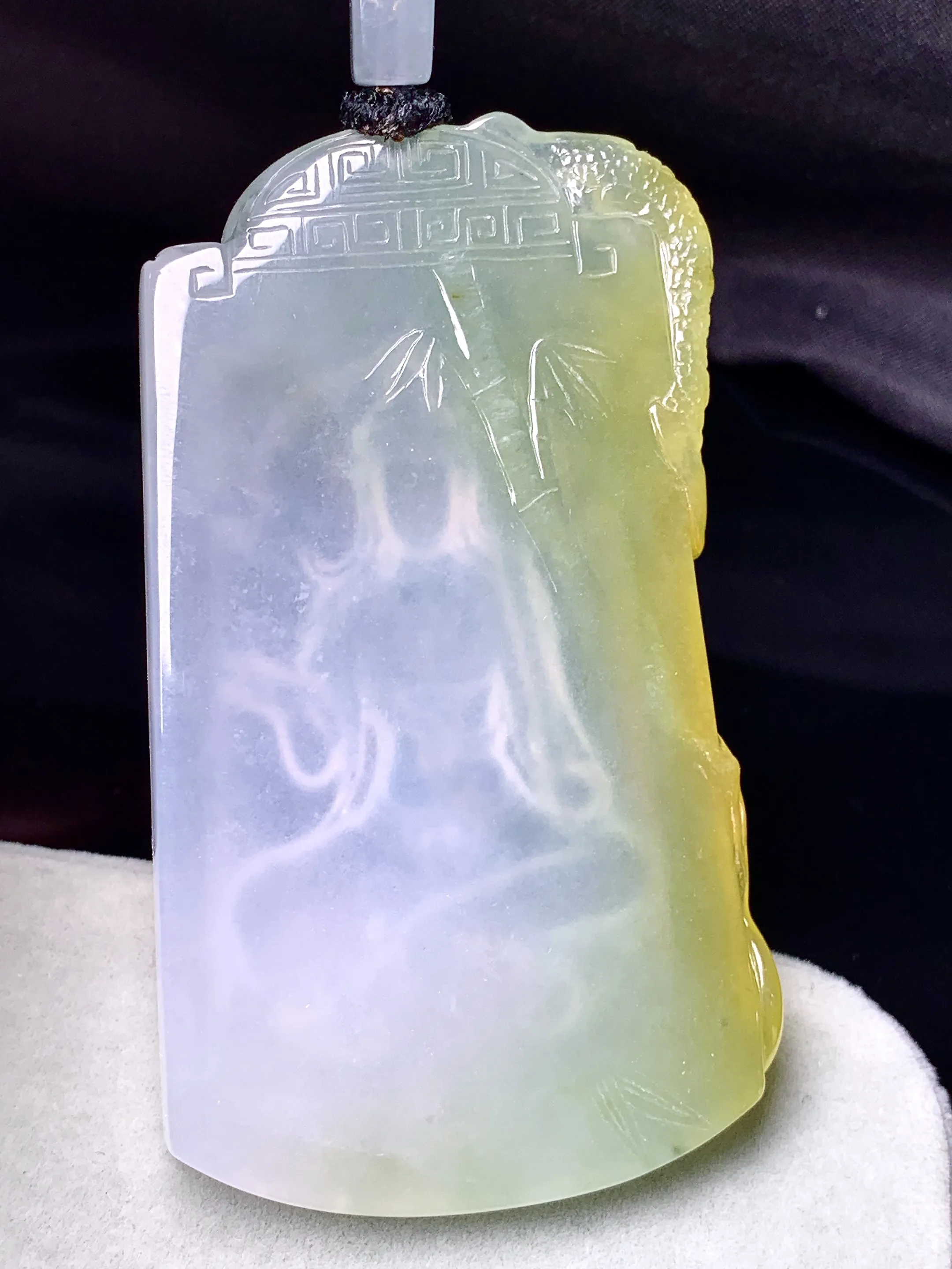 飘黄翡乘龙观音吊坠 玉质细腻 色泽艳丽清新 整体尺寸64.5*36.7*5.6