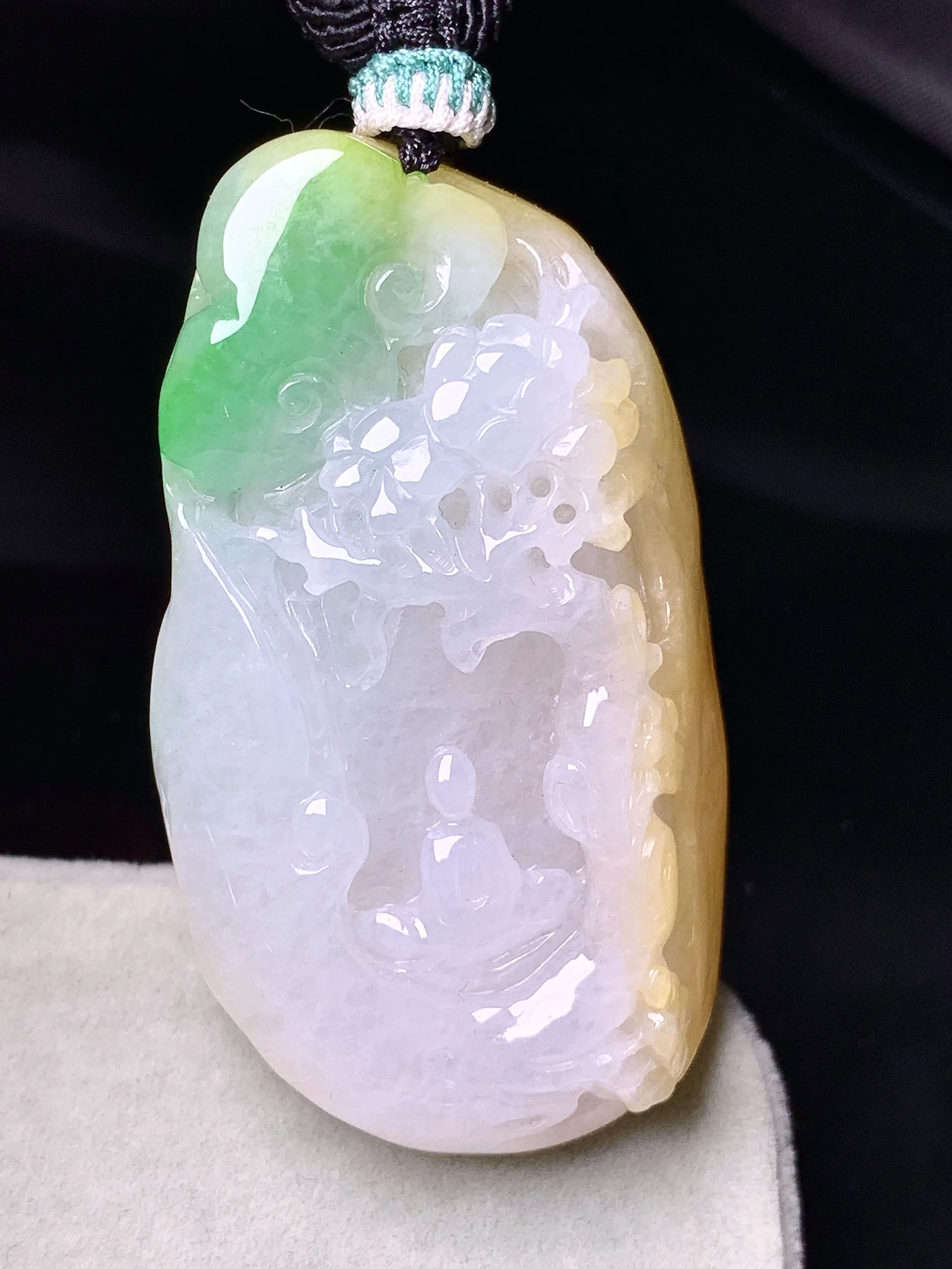 飘黄绿悟道吊坠 玉质细腻 色泽艳丽清新 整体尺寸47.2*26.6*11