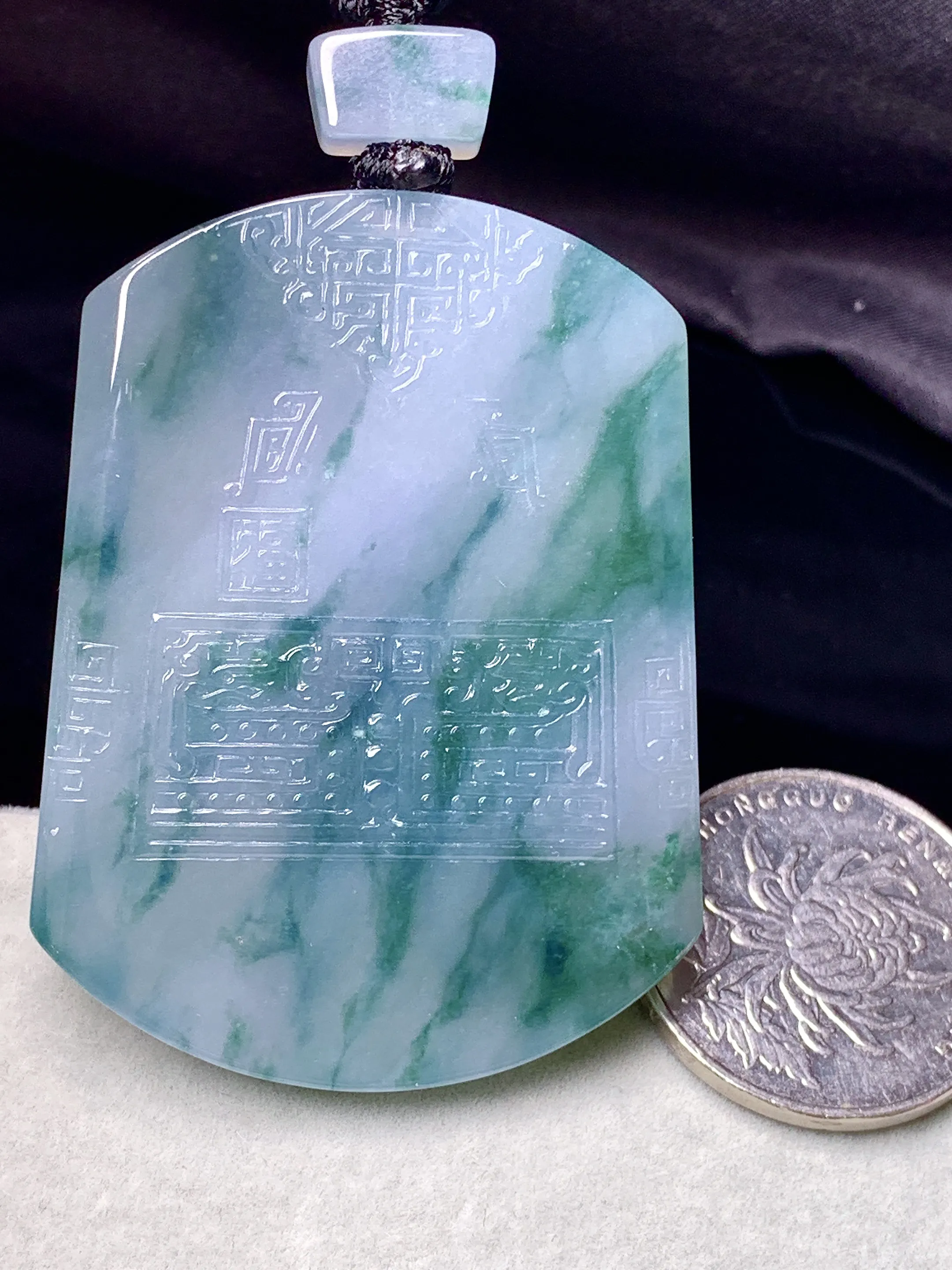 飘花无事牌吊坠 玉质细腻 色泽艳丽清新 整体尺寸53.1*40.5*5.5