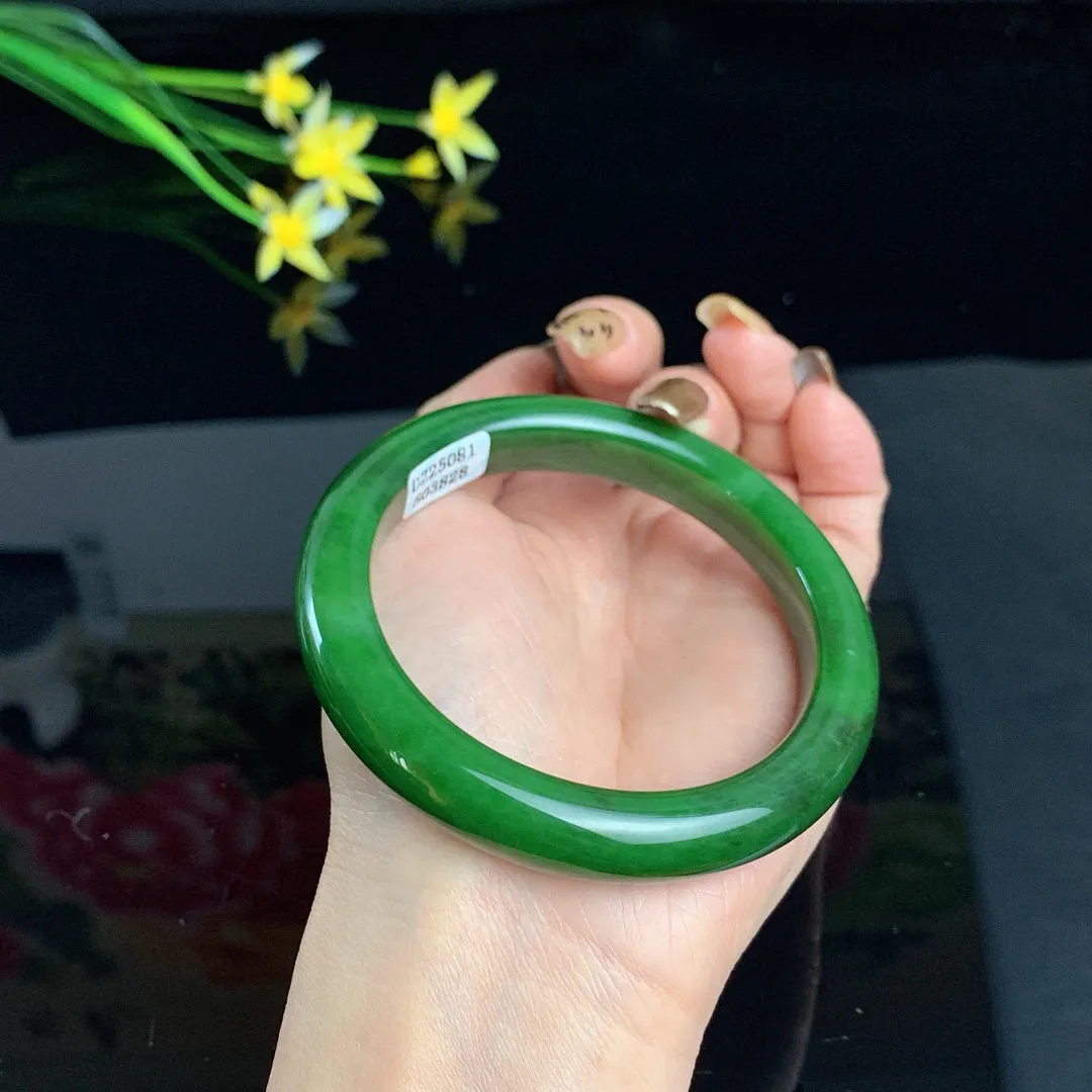 和田玉60.5圈口菠菜绿碧玉手镯！玉质细腻油润 底色纯净 无裂无黑 脂粉好，品质高
