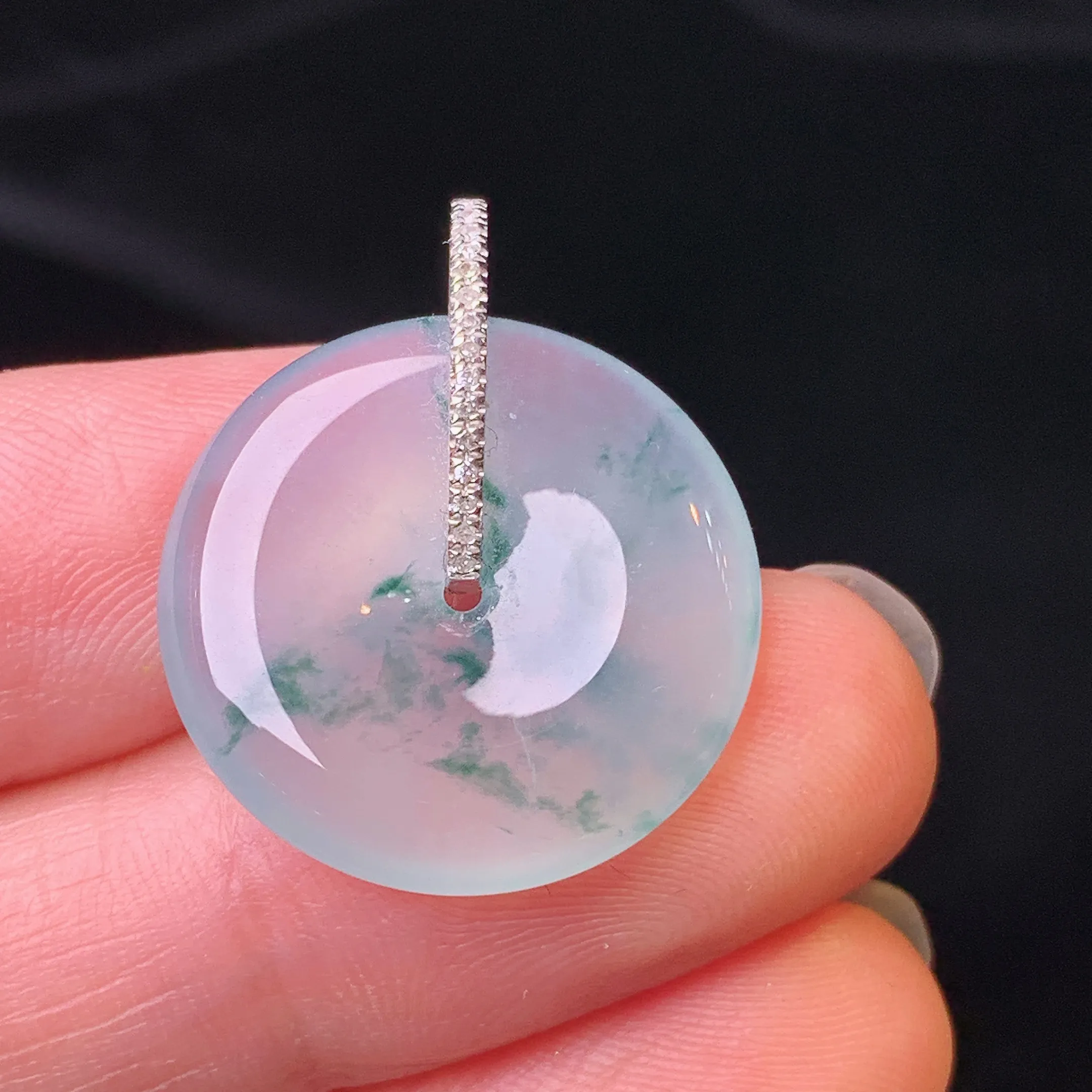 18k金钻镶嵌冰种飘绿平安扣吊坠 玉质细腻 色泽艳丽清新 整体尺寸24.2*20*4.5