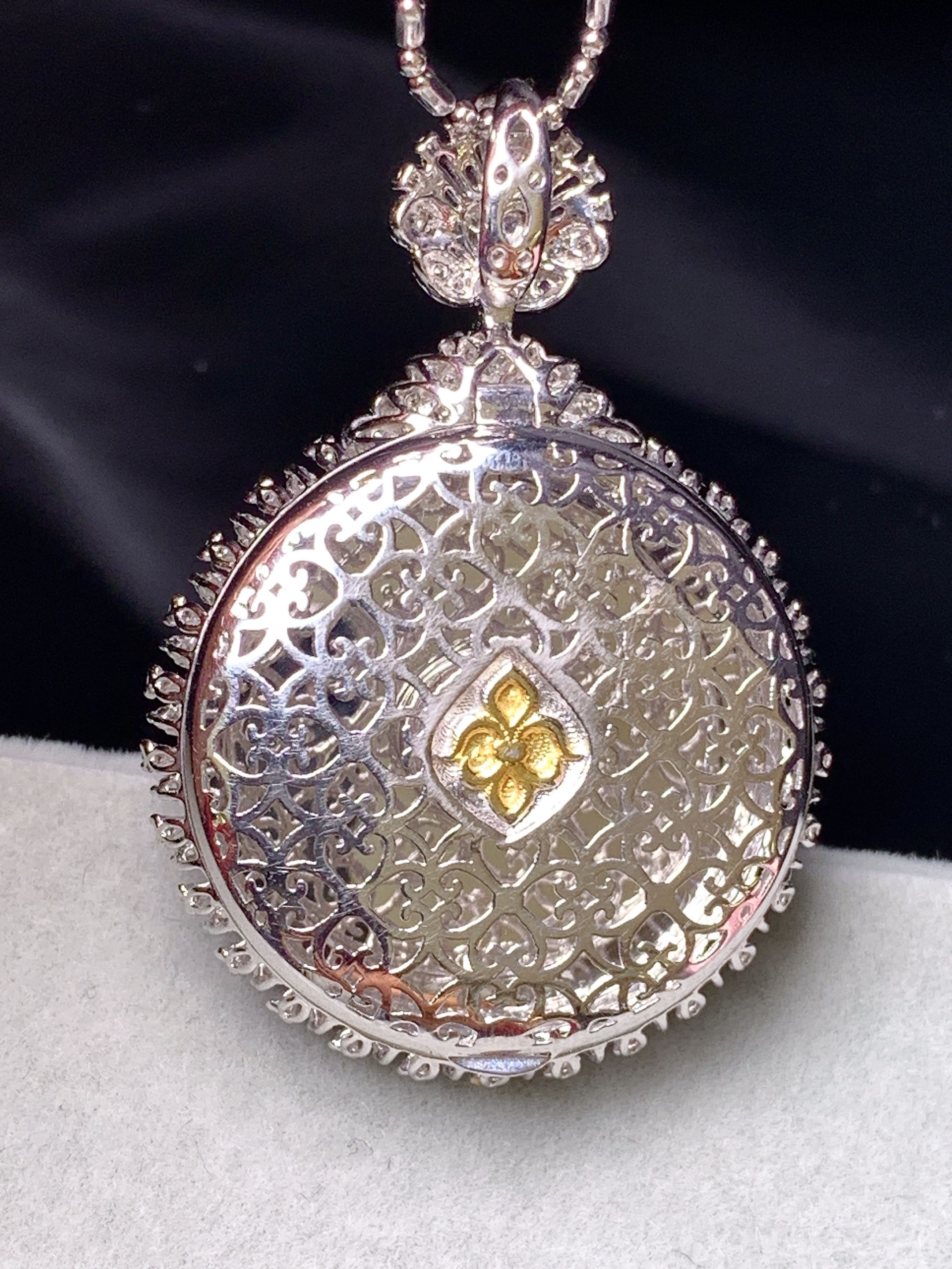 18k金钻镶嵌翠绿平安扣吊坠 玉质细腻 色泽艳丽清新 整体尺寸37.5*25.5*8.3