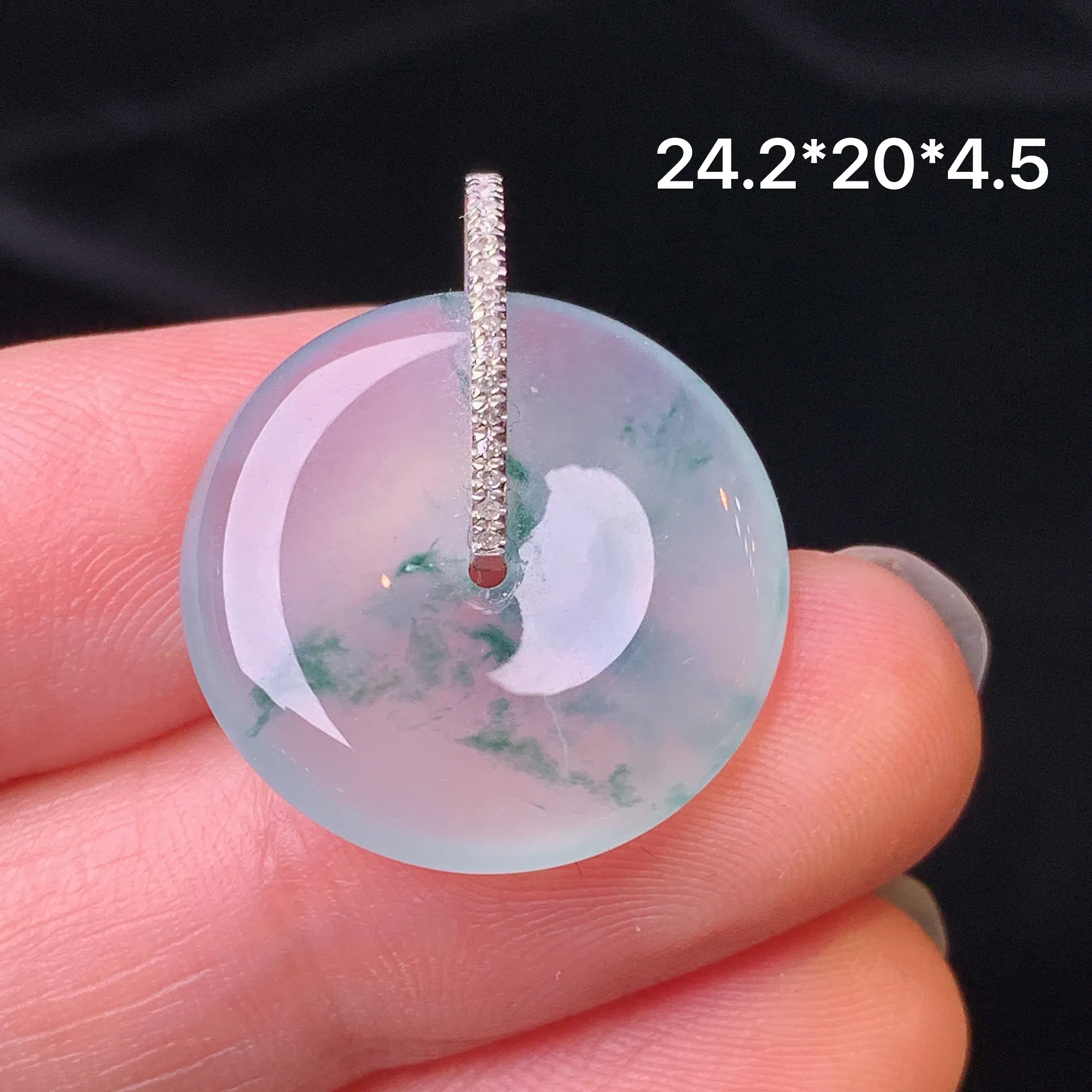 18k金钻镶嵌冰种飘绿平安扣吊坠 玉质细腻 色泽艳丽清新 整体尺寸24.2*20*4.5