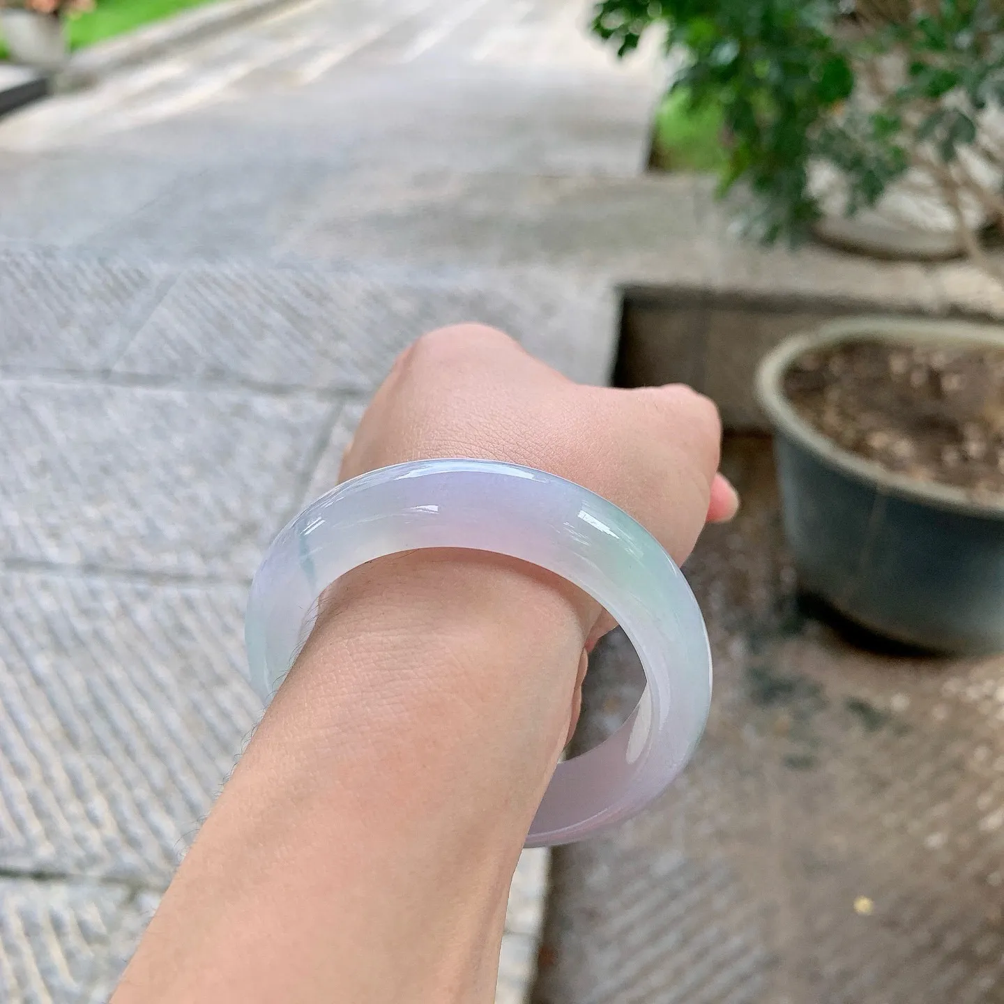 贵妃53 54
【圈口】56.6/49.2/12.5/8.5
【描述】春彩，水润，种老，细腻，无纹裂！