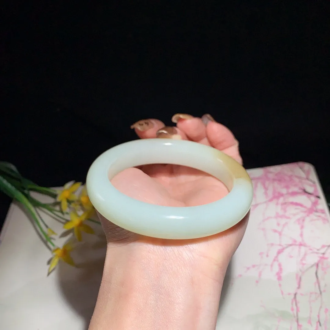 和田玉58.5圈且末糖宽条手镯！玉质细腻油润 底色纯净  无裂无棉 脂粉好，品质高。