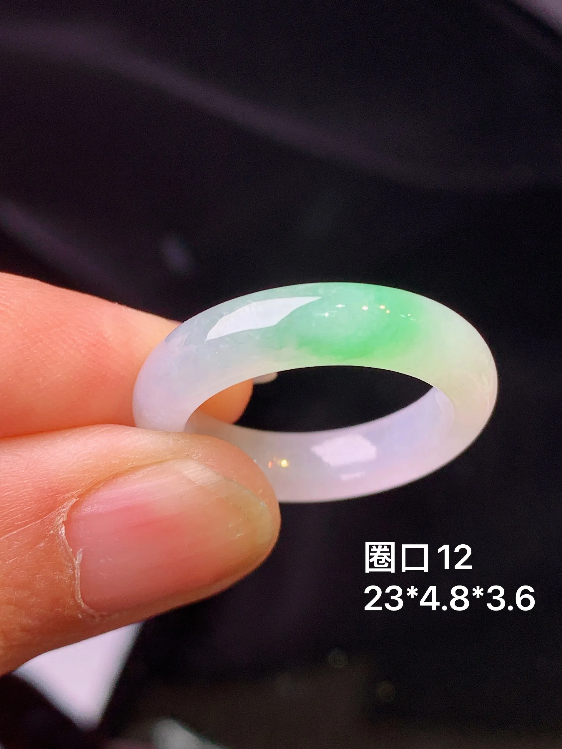 飘绿指环 玉质细腻 色泽艳丽清新 圈口12 整体尺寸23*4.8*3.6