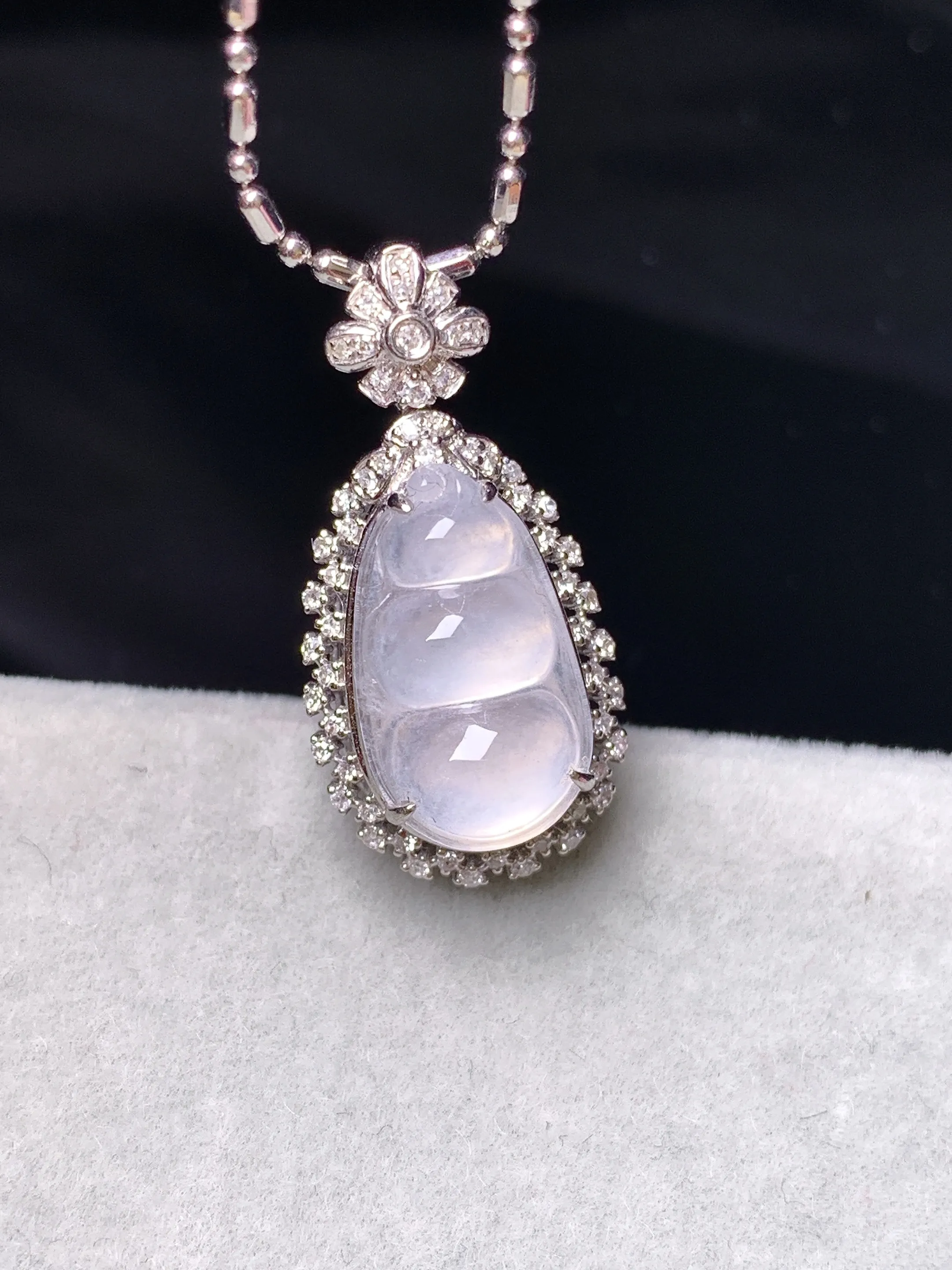 18k金钻镶嵌冰种四季豆吊坠 玉质细腻 色泽艳丽清新 整体尺寸23.7*11.6*9