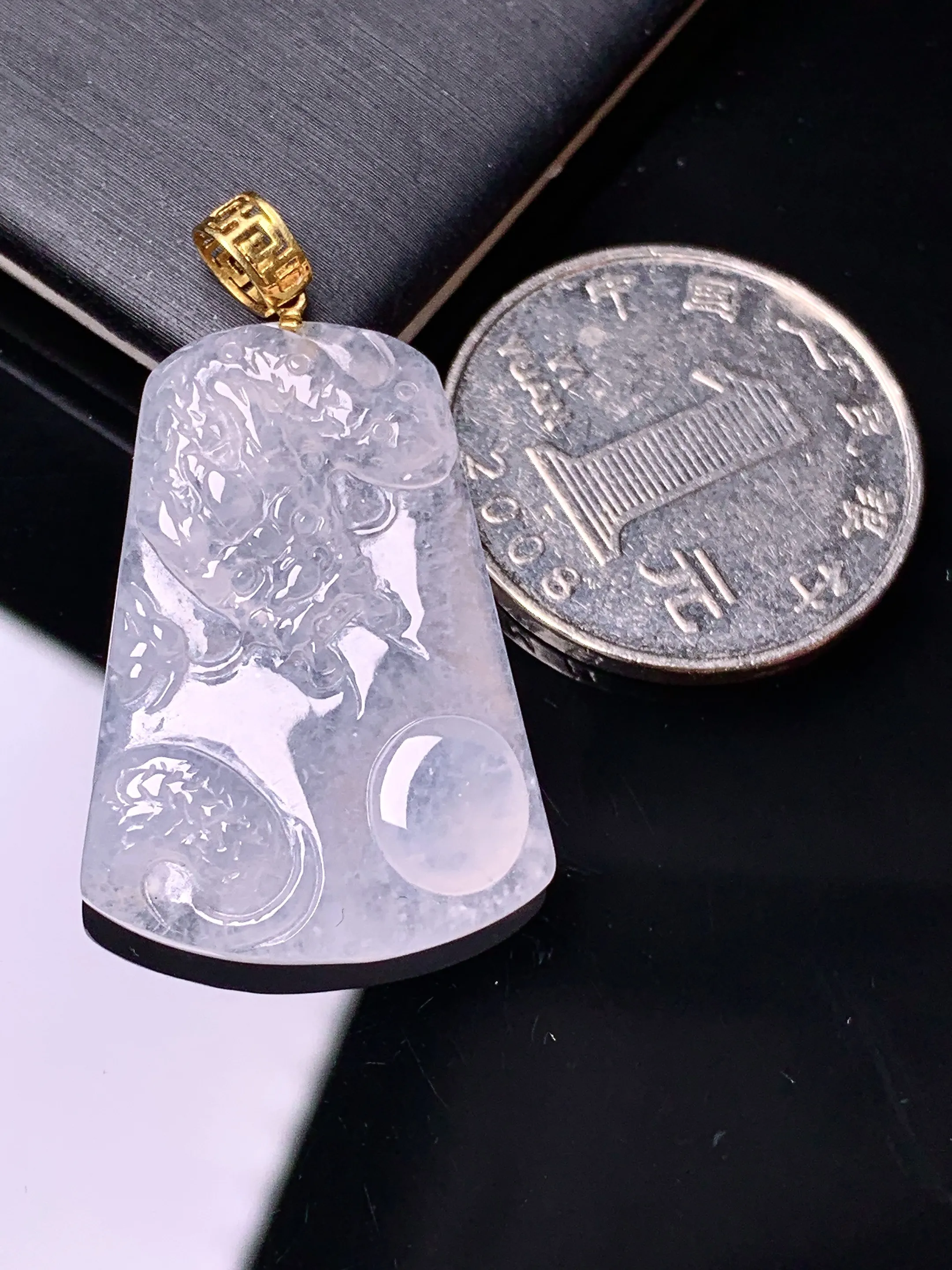 18k金镶嵌冰种龙牌吊坠 玉质细腻 色泽艳丽清新 整体尺寸36.6*21.5*4.2