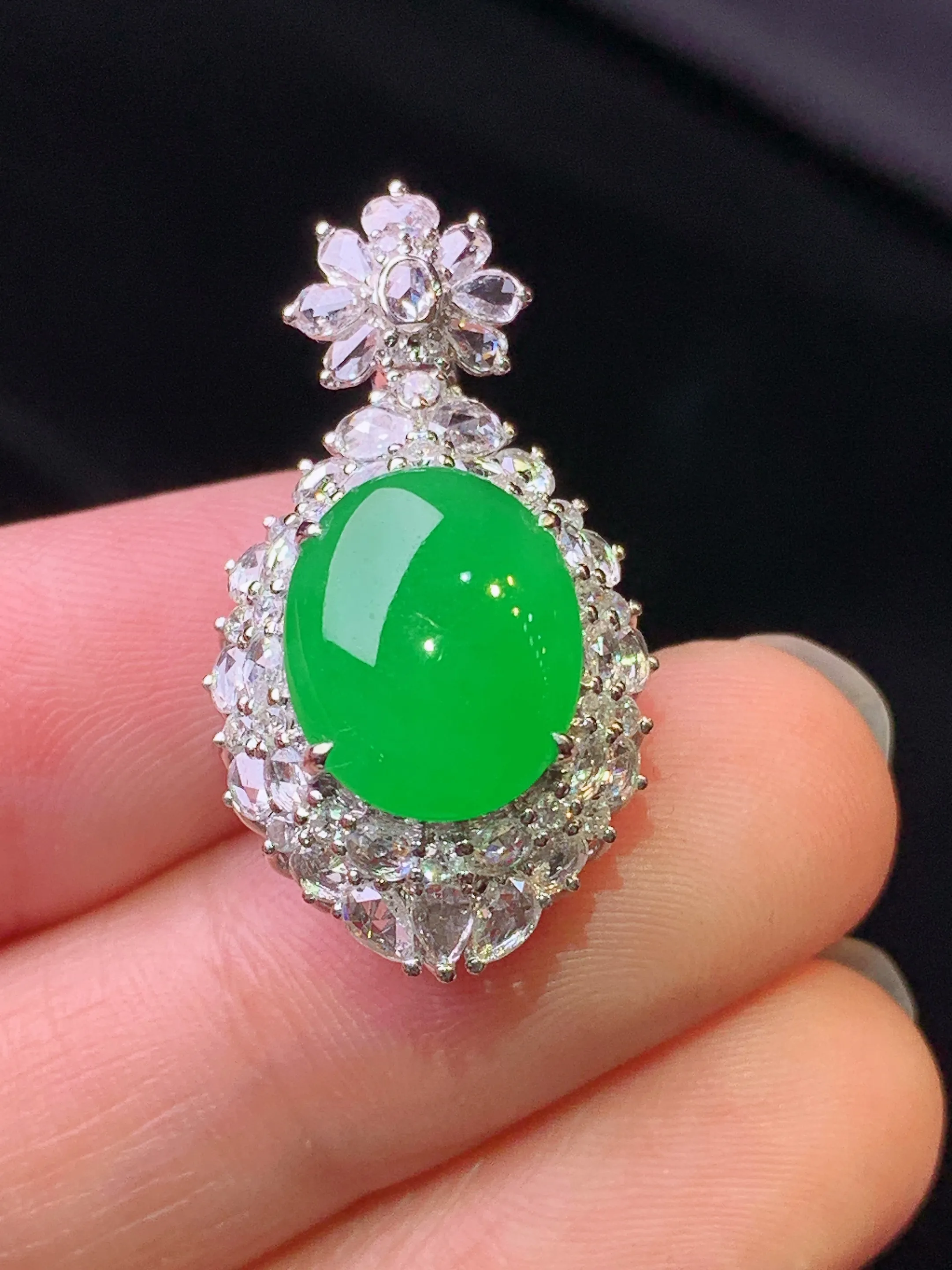 18k金钻镶嵌满绿蛋面吊坠 玉质细腻 色泽艳丽清新 整体尺寸28.3*15.3*12.7