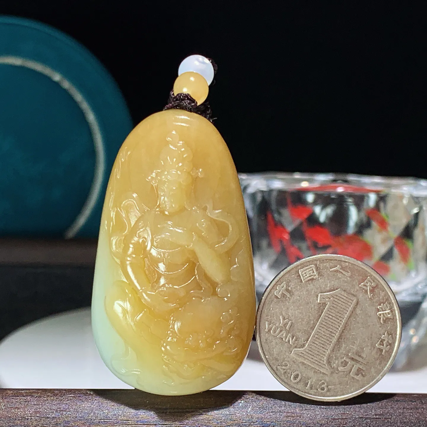 新疆和田玉且末糖观音牌子挂件 尺寸48/28/12重32.8克 玉质细腻油润 底色纯净 脂粉好，品质好。lt260114