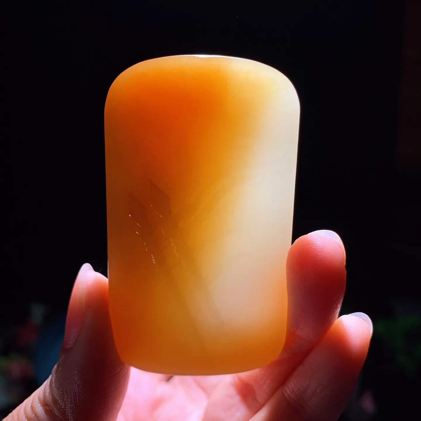 新疆和田玉且末糖武财神关公牌子挂件 尺寸63/35/13重61克 玉质细腻油润 底色纯净 脂粉好，品质好。lt260114