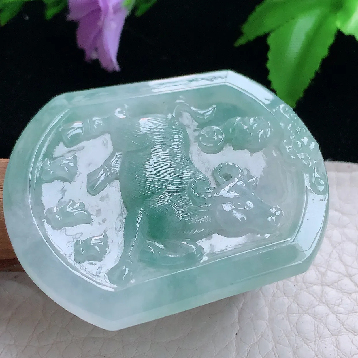 kh实拍54.5*46.5*5.3缅甸翡翠精雕冰飘蓝韵扭转乾坤  生肖牛玉吊坠 玉挂件