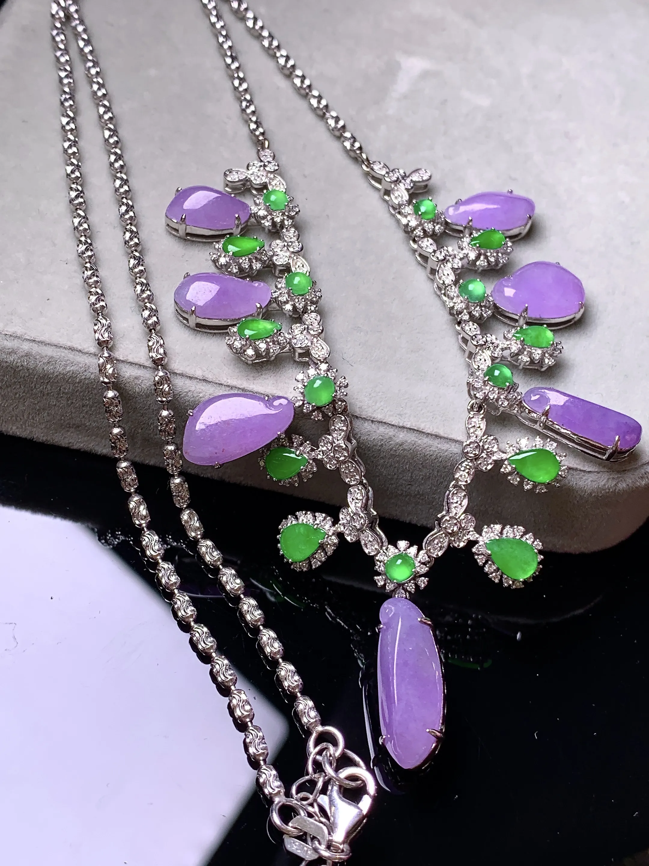 18k金钻镶嵌紫罗兰福瓜组合锁骨项链 玉质细腻 色泽艳丽清新 整体尺寸75*34*6.3