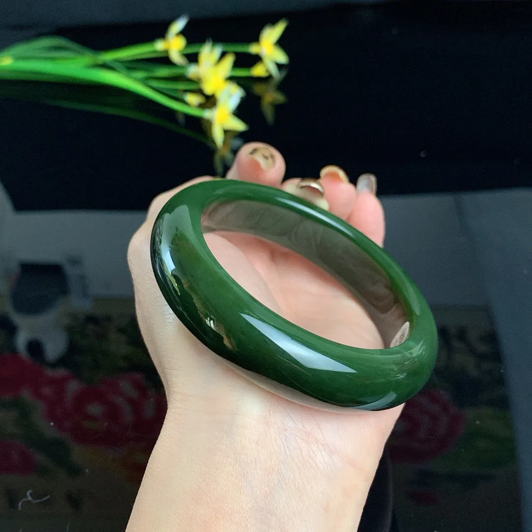 和田玉61圈口菠菜绿猫眼宽条碧玉手镯！玉质细腻油润 底色纯净 无裂无杂 脂粉好，品质高