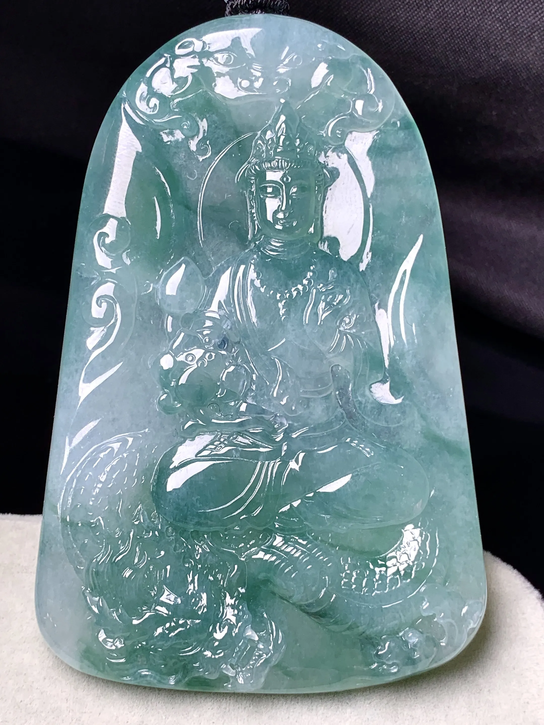 飘花晴绿观音菩萨吊坠 玉质细腻 色泽艳丽清新 整体尺寸70.3*46.5*6.2