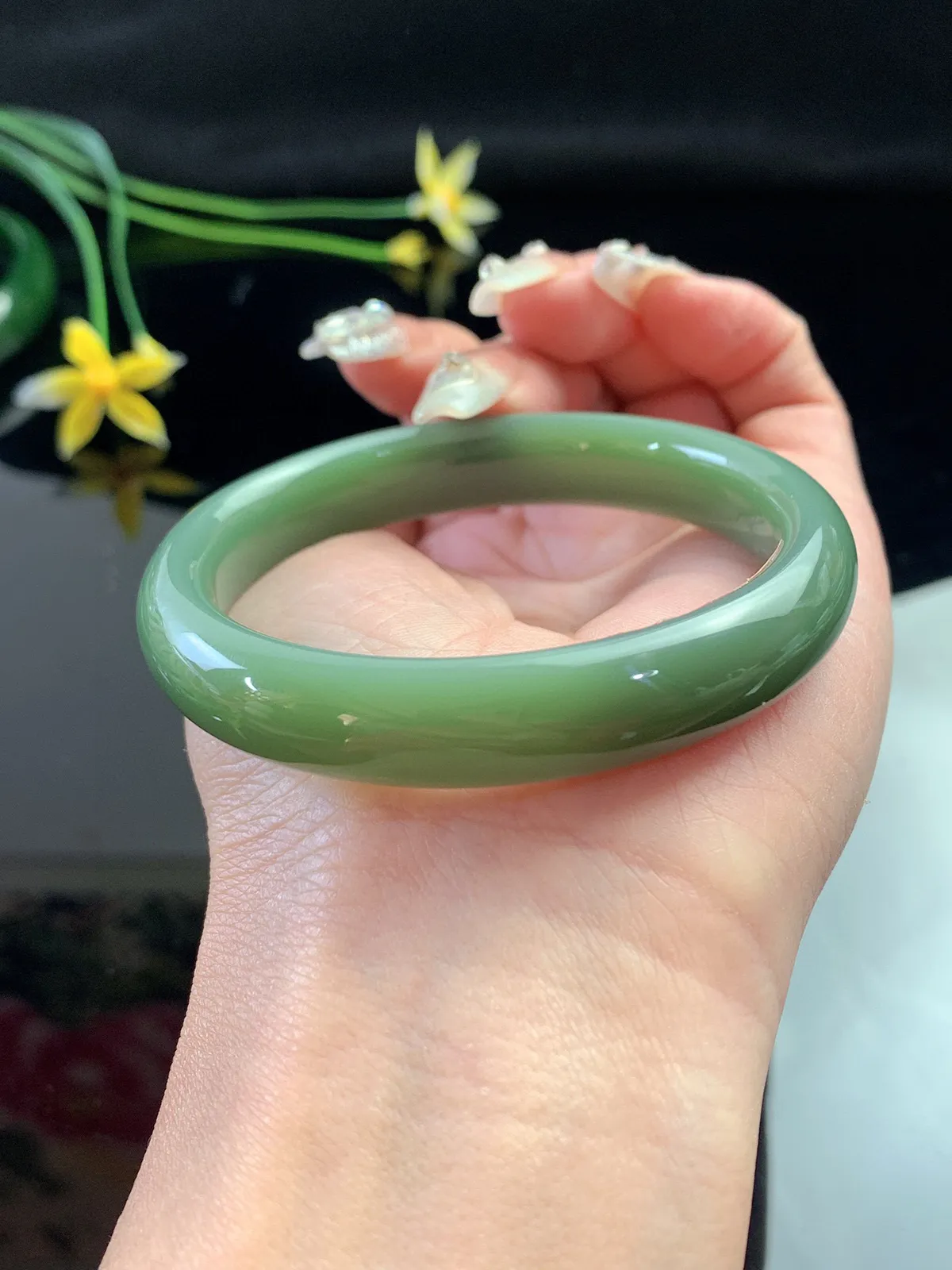 和田玉碧玉54圈口粉青色手镯，玉质细腻油润 底色纯净 无裂无杂 脂粉好，品质好