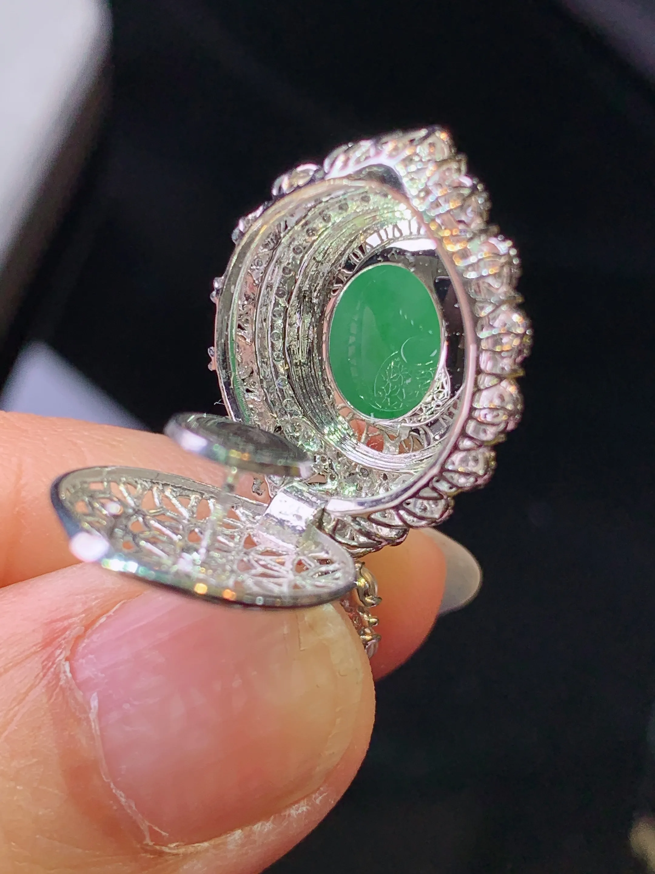 18k金钻镶嵌翠绿蛋面可分拆多用项链吊坠 玉质细腻 色泽艳丽清新 整体尺寸28.9*16.7*11