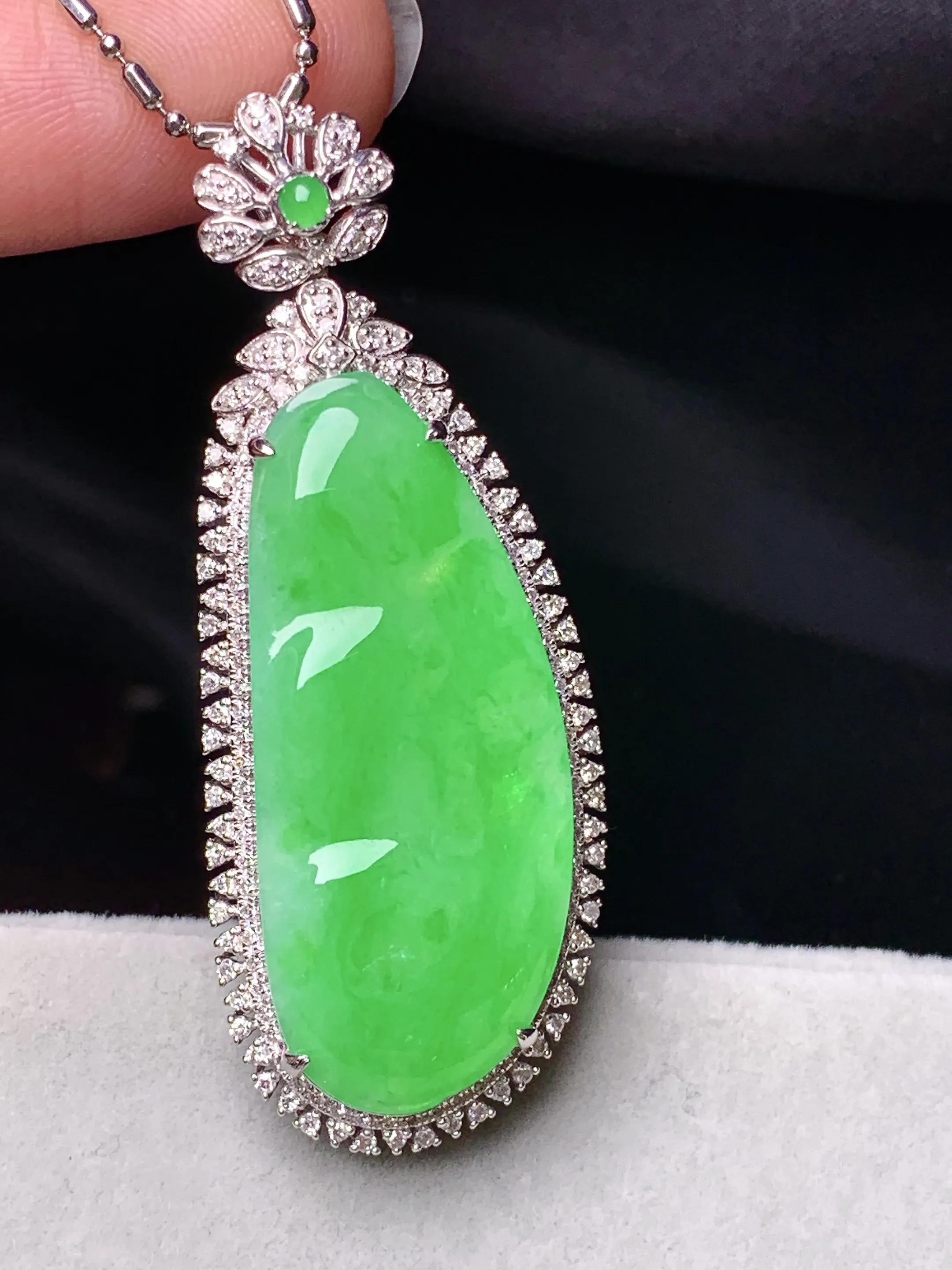 18k金钻镶嵌翠绿四季豆吊坠 玉质细腻 色泽艳丽清新 整体尺寸44.3*16.5*9