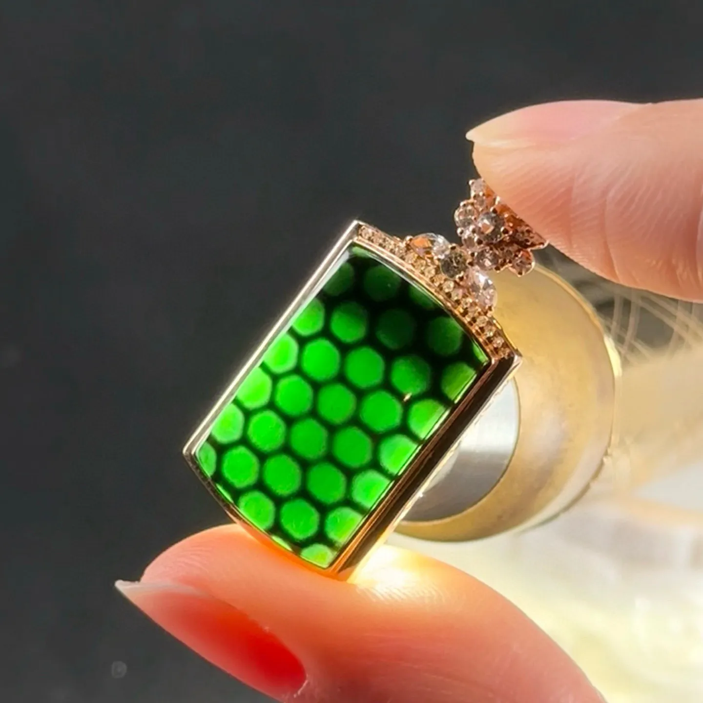 精品18k墨翠马鞍吊坠 种好色正 黑度极好 打灯通透 油性十足 尺寸30.5