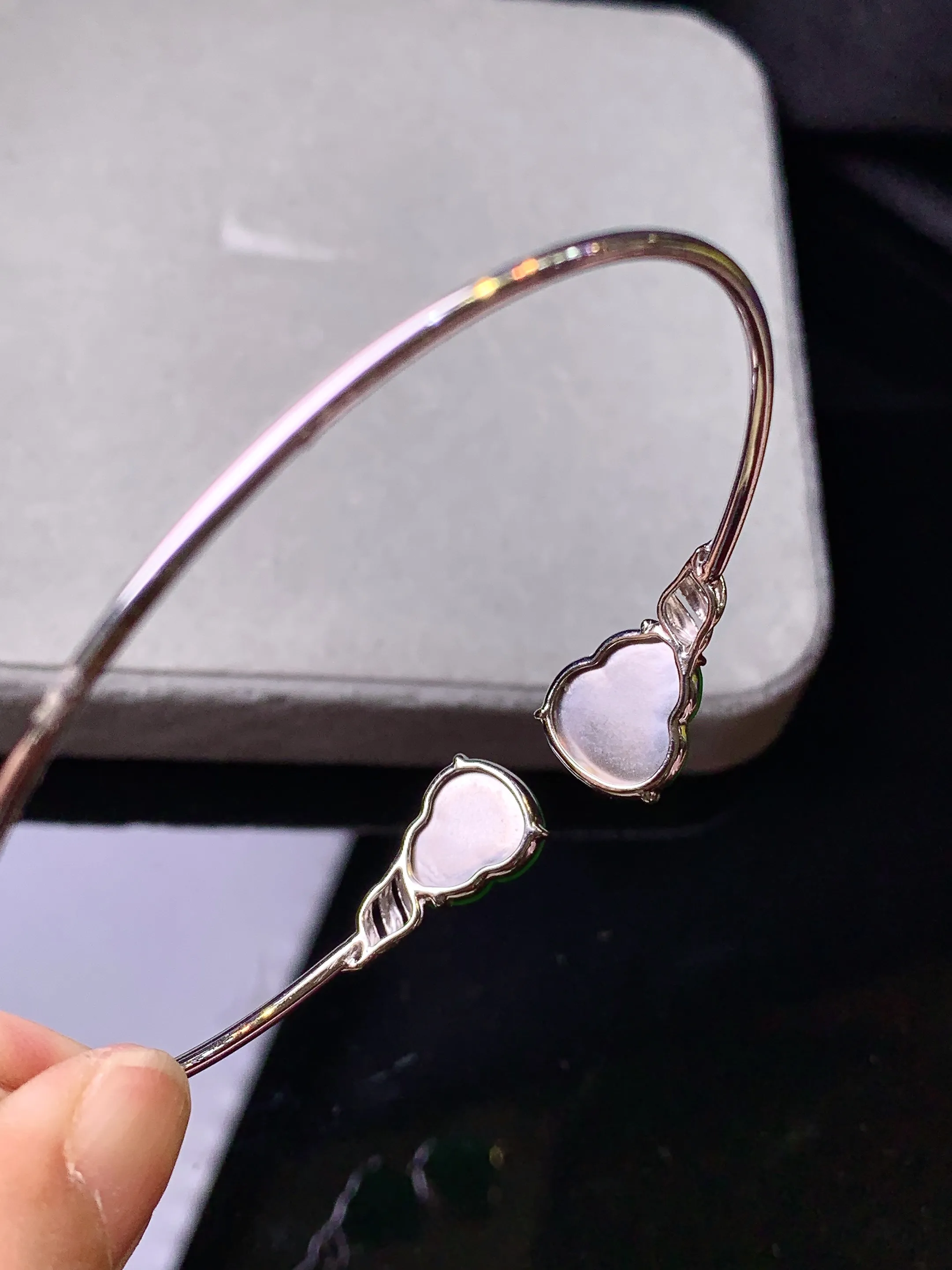 18k金镶嵌翠绿葫芦手镯 玉质细腻 色泽艳丽清新 圈口60 裸石尺寸12.5*11*3.5