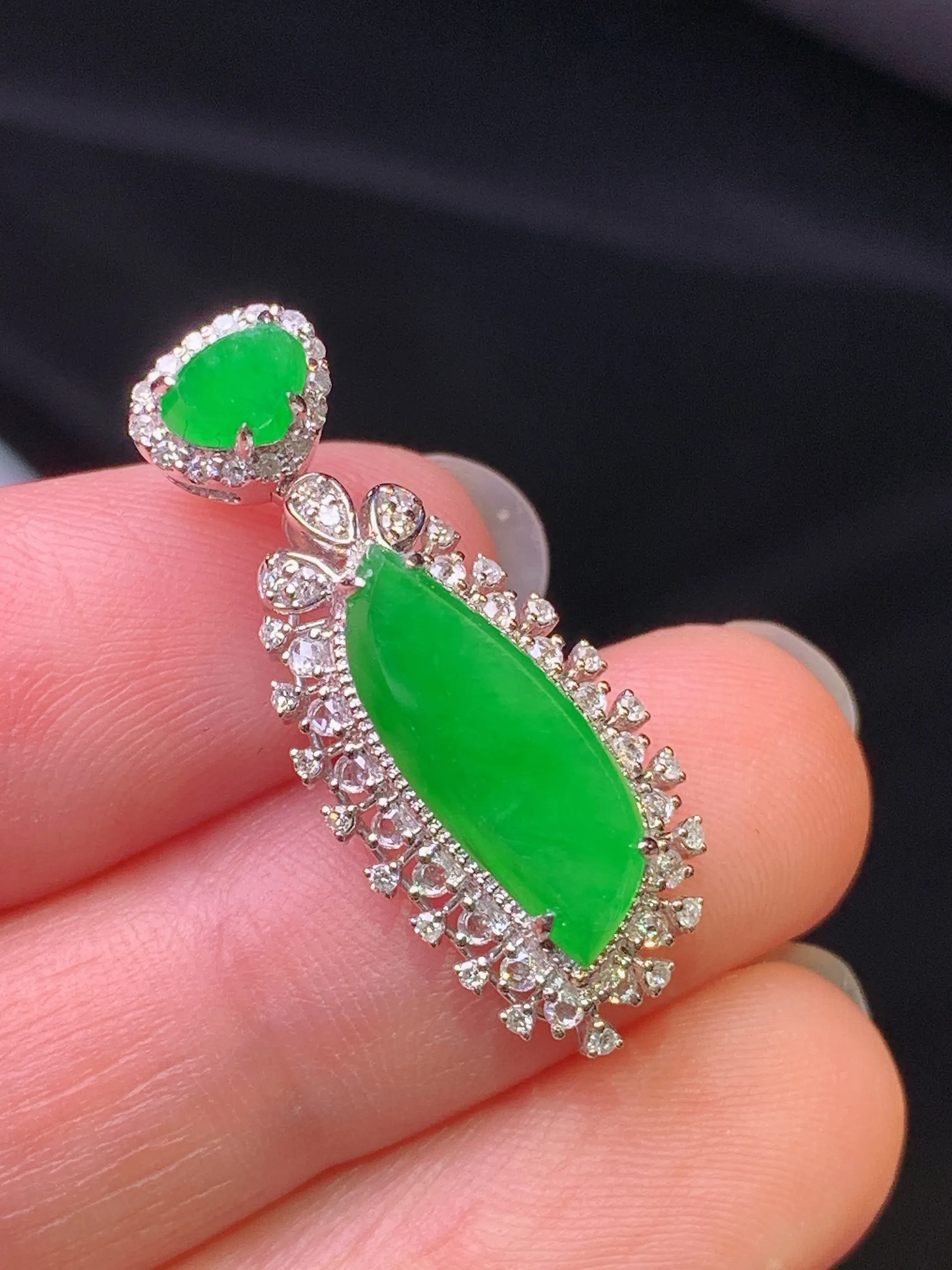 18k金钻镶嵌随形吊坠 玉质细腻 色泽艳丽清新 整体尺寸27.8*11.2*8.2