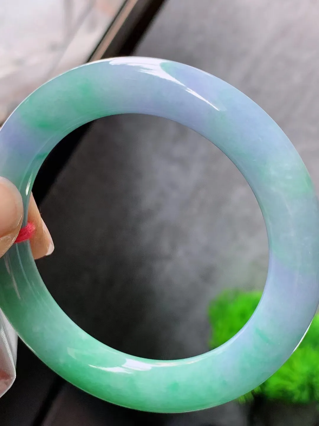 【翡翠名称】老种春彩飘绿57.2圈口圆条手镯
【翡翠尺寸】57.2/11.5/11.2mm适合57-59正圈口佩戴
【翡翠描述】宝贝种老水足，玉质细腻，色泽靓丽，性价比高，佩戴效果好！
【其它赠送】权威证书/精美挂绳盒子/支持全国复检/七天无理由退换货