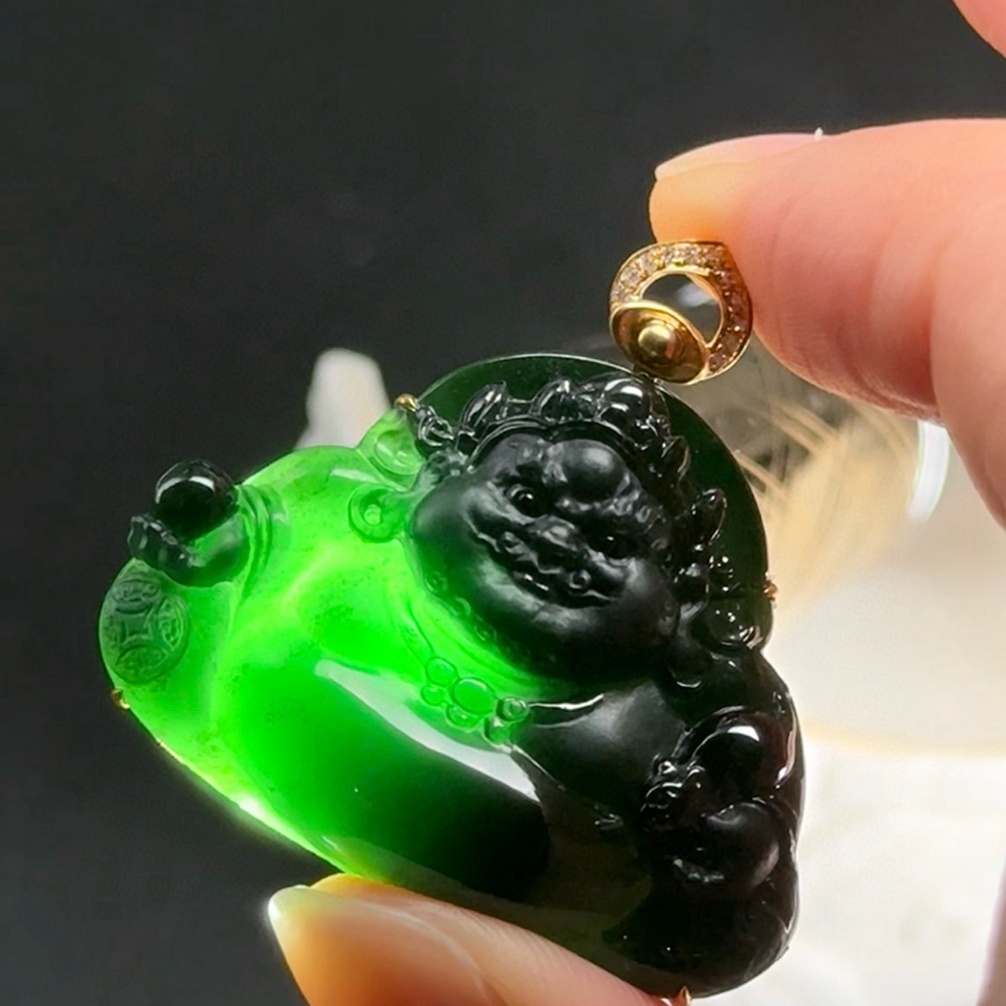 精品18k墨翠黄财神 种好色正 黑度极好 打灯通透 油性十足 尺寸34.1