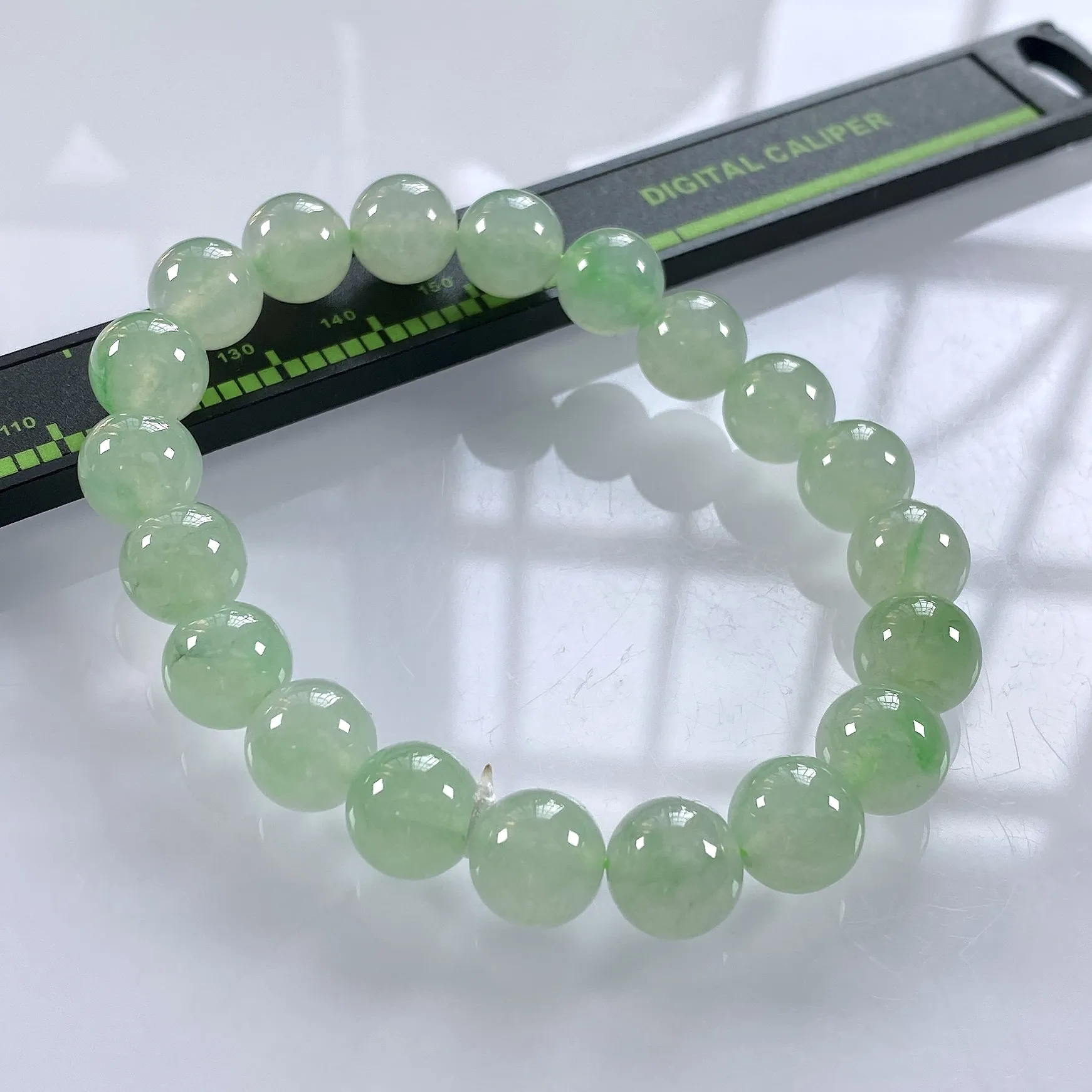 缅甸天然翡翠A货，卡9.8冰种起胶略飘绿圆珠手串手链，尺寸：9.8mm/20颗，长度195mm，重量：33.11g