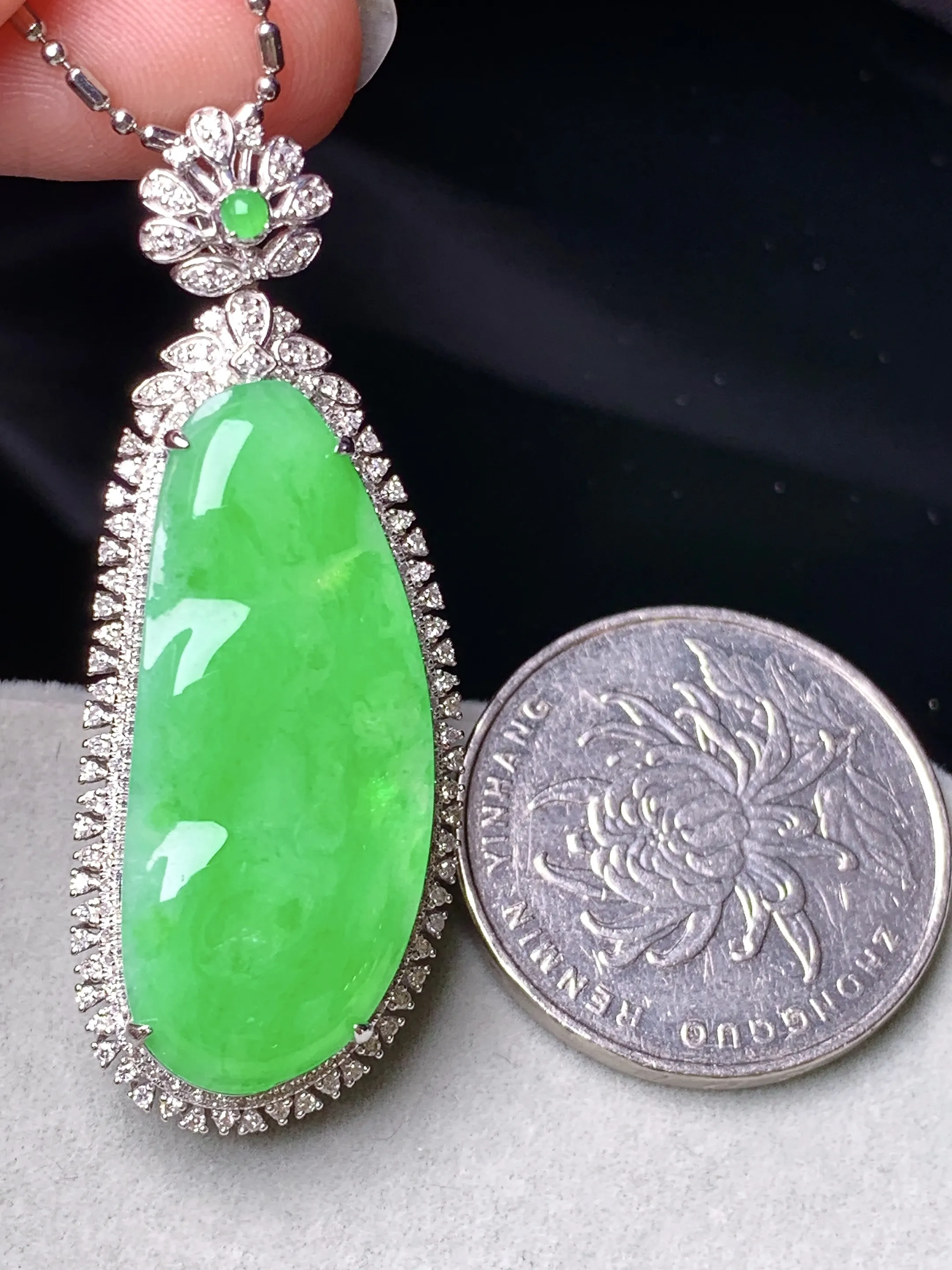 18k金钻镶嵌翠绿四季豆吊坠 玉质细腻 色泽艳丽清新 整体尺寸44.3*16.5*9