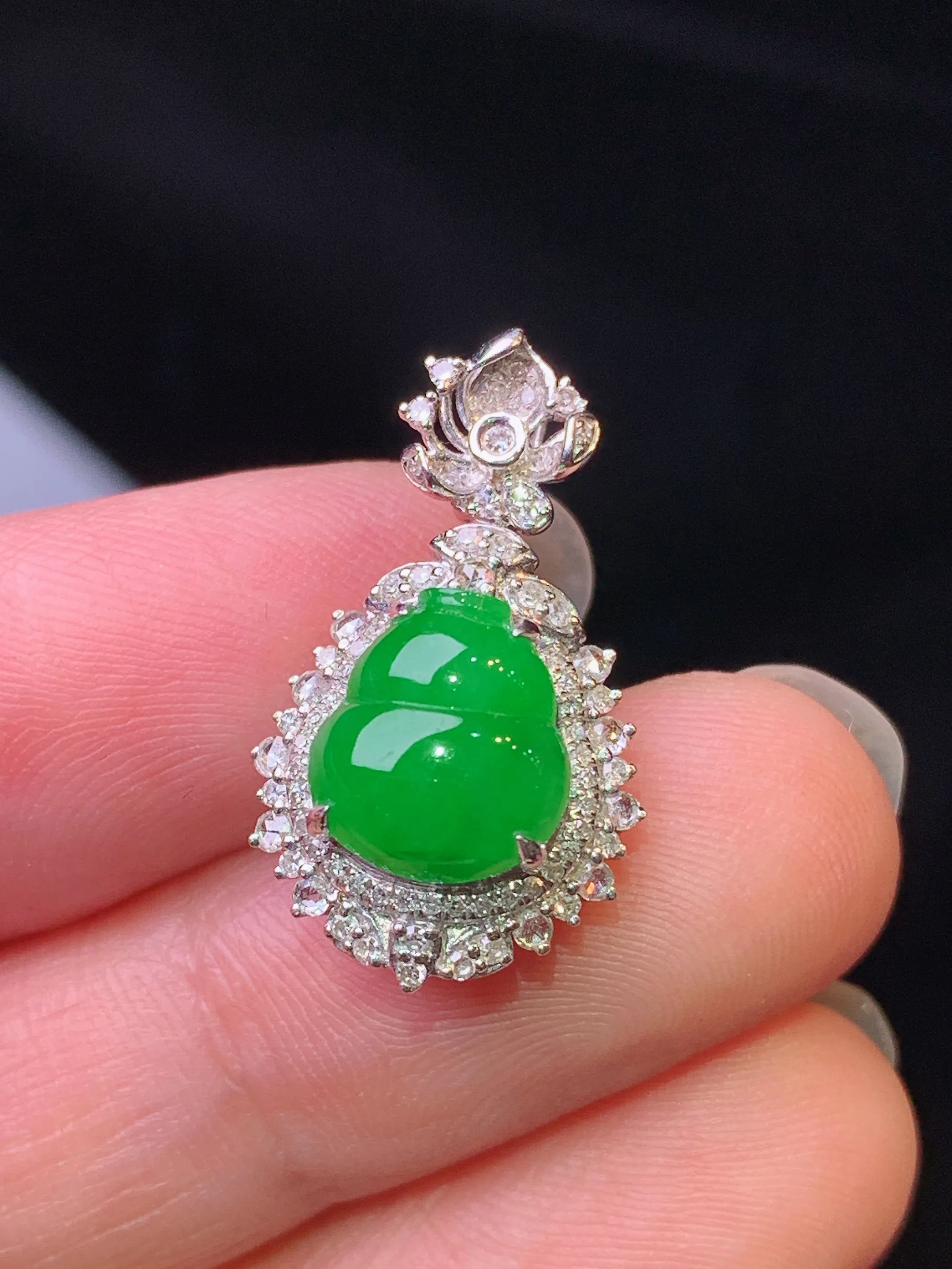 18k金钻镶嵌满绿葫芦吊坠 玉质细腻 色泽艳丽清新 整体尺寸22.5*13.2*8.8